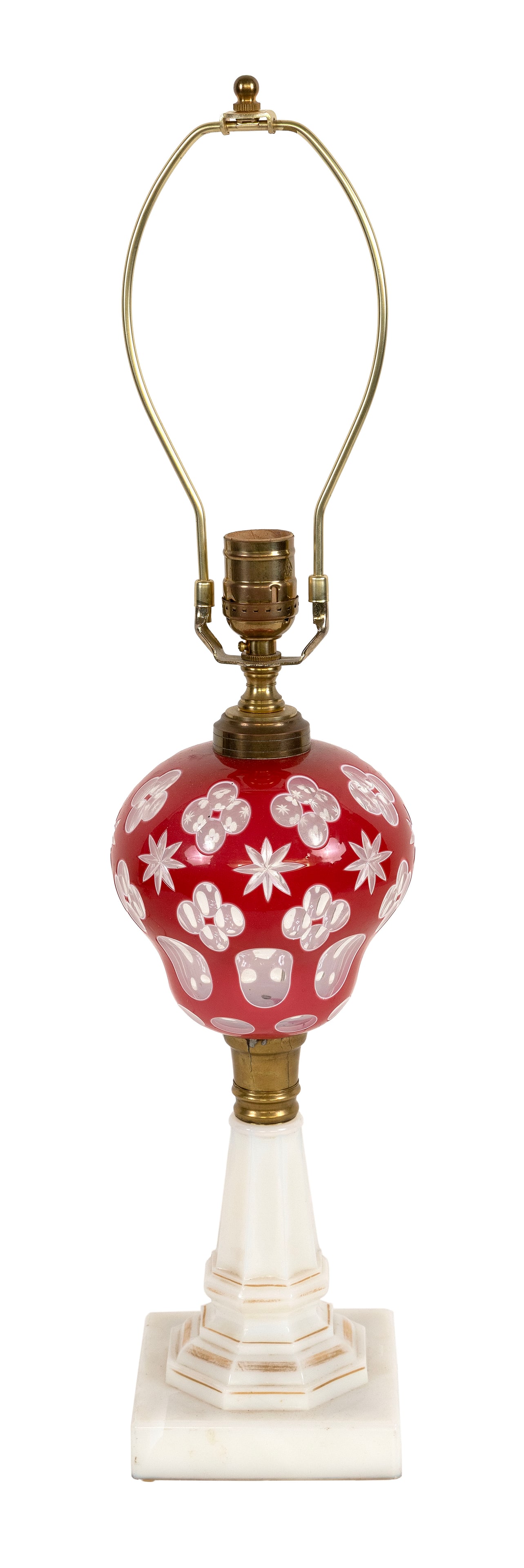 BOSTON AND SANDWICH GLASS COMPANY TRIPLE CUT OVERLAY GLASS LAMP Sandwich, Massachusetts, Mid-19th: BOSTON AND SANDWICH GLASS COMPANY TRIPLE CUT OVERLAY GLASS LAMP Sandwich, Massachusetts, Mid-19th Century Pigeon blood cut to white cut to clear font. Opalescent base with gilt presentation. Height to