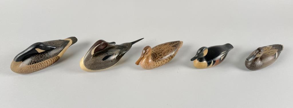 FIVE WILLIAM JOHNSON MINIATURE BIRD CARVINGS Virginia, Contemporary Lengths from 5" to 6". (1 of 5)