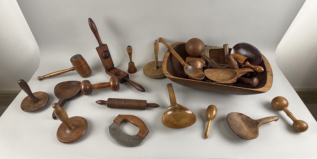 APPROX. 31 WOODEN TOOLS IN A WOOD TRENCHER 18th/19th Century Trencher length 19.5".: APPROX. 31 WOODEN TOOLS IN A WOOD TRENCHER 18th/19th Century Trencher length 19.5".
