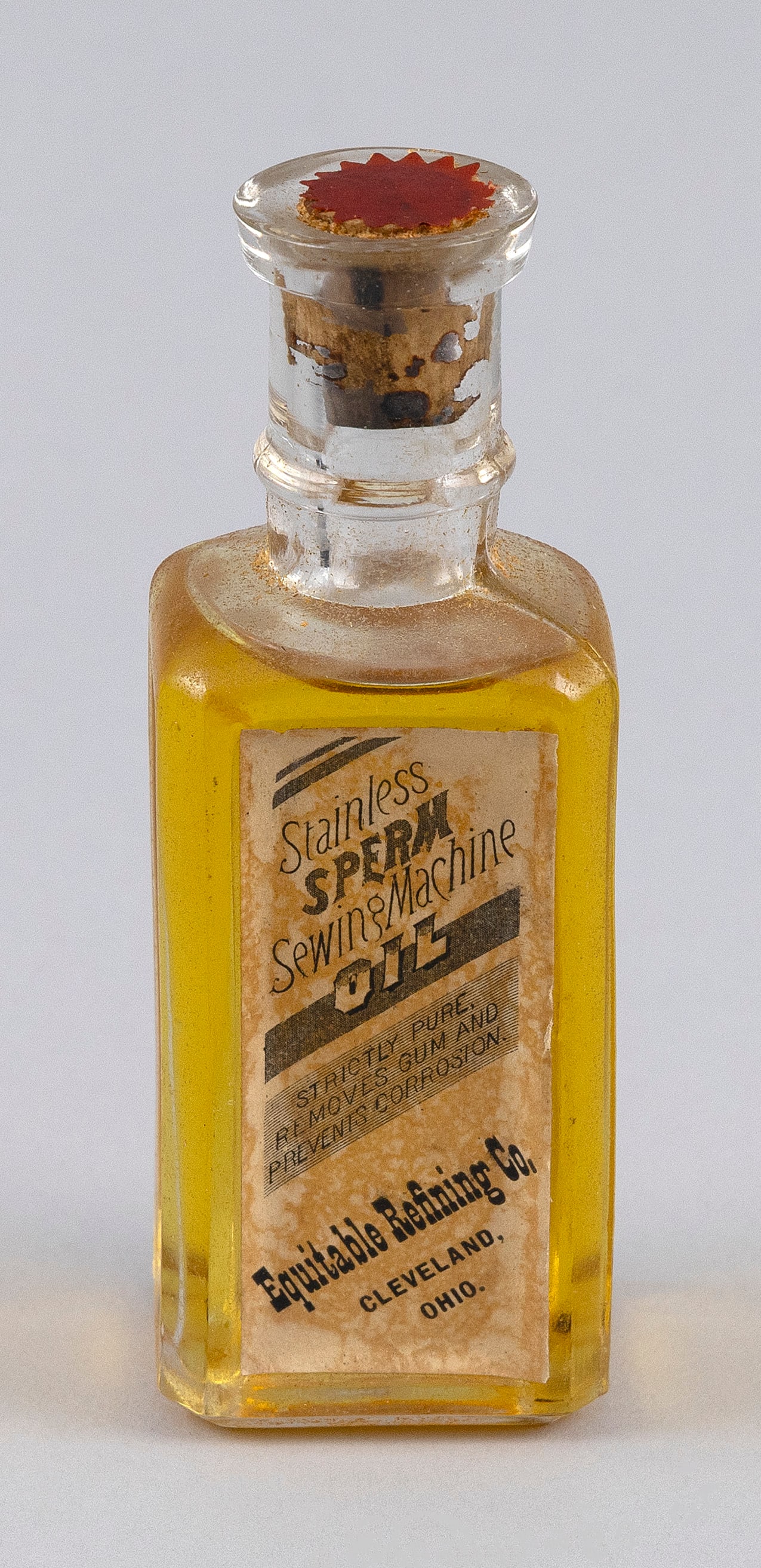 * SPERM OIL BOTTLE 20th Century Height 4.5".: * SPERM OIL BOTTLE 20th Century With original paper label "Stainless Sperm Sewing Machine Oil [...] Equitable Refining Co. Ceveland, Ohio.". * Per Federal Regulation, this item may only be purchased b