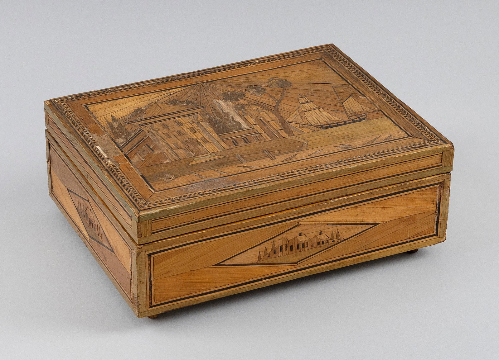 NAPOLEONIC PRISONER-OF-WAR STRAW WORK SEWING BOX Britain/France, Early 19th Century Height 3.25". (1 of 4)