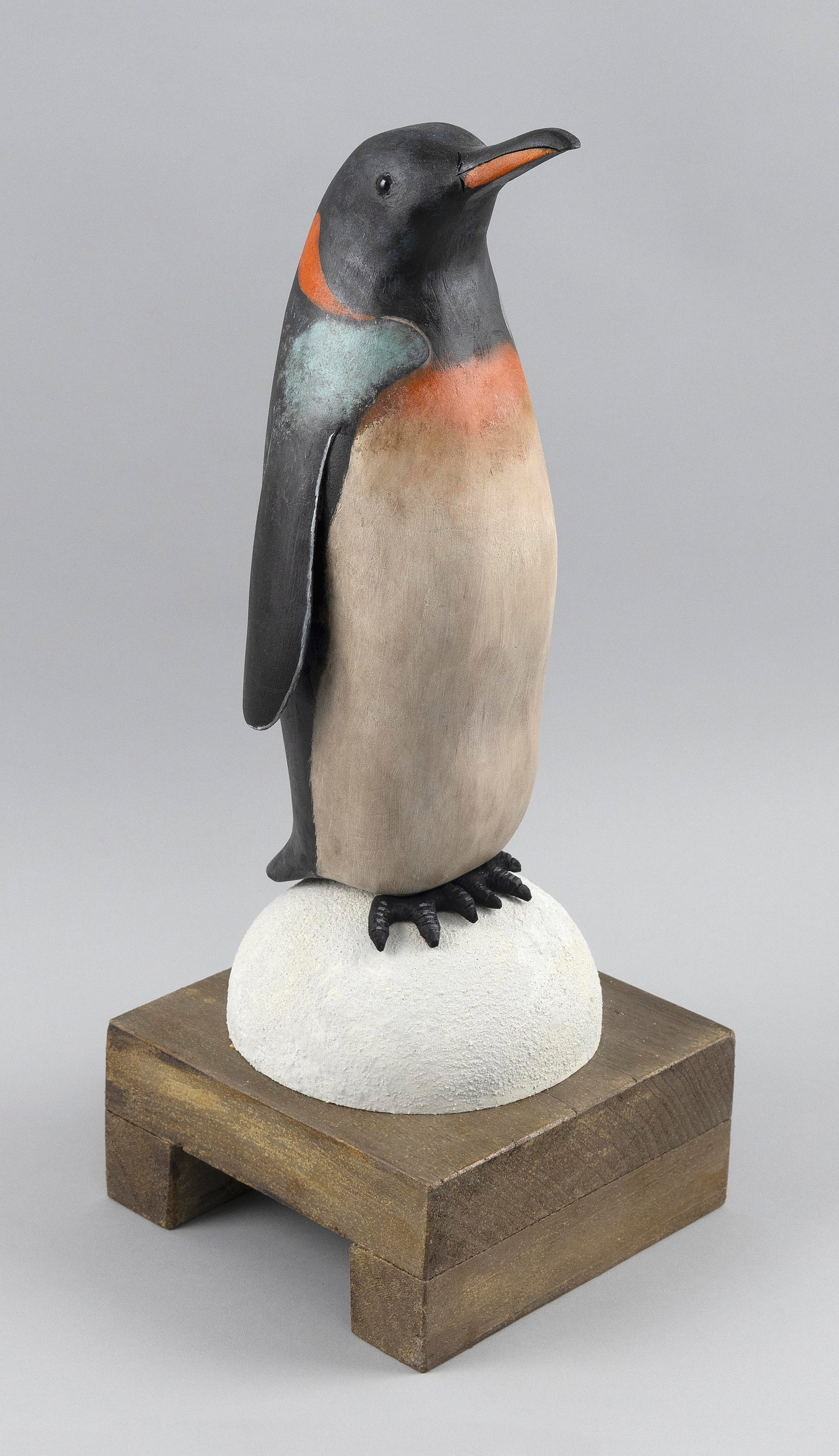 ROGER MITCHELL CARVED AND PAINTED PENGUIN Massachusetts, Contemporary Height 18".: ROGER MITCHELL CARVED AND PAINTED PENGUIN Massachusetts, Contemporary Signed on base. Height 18".
