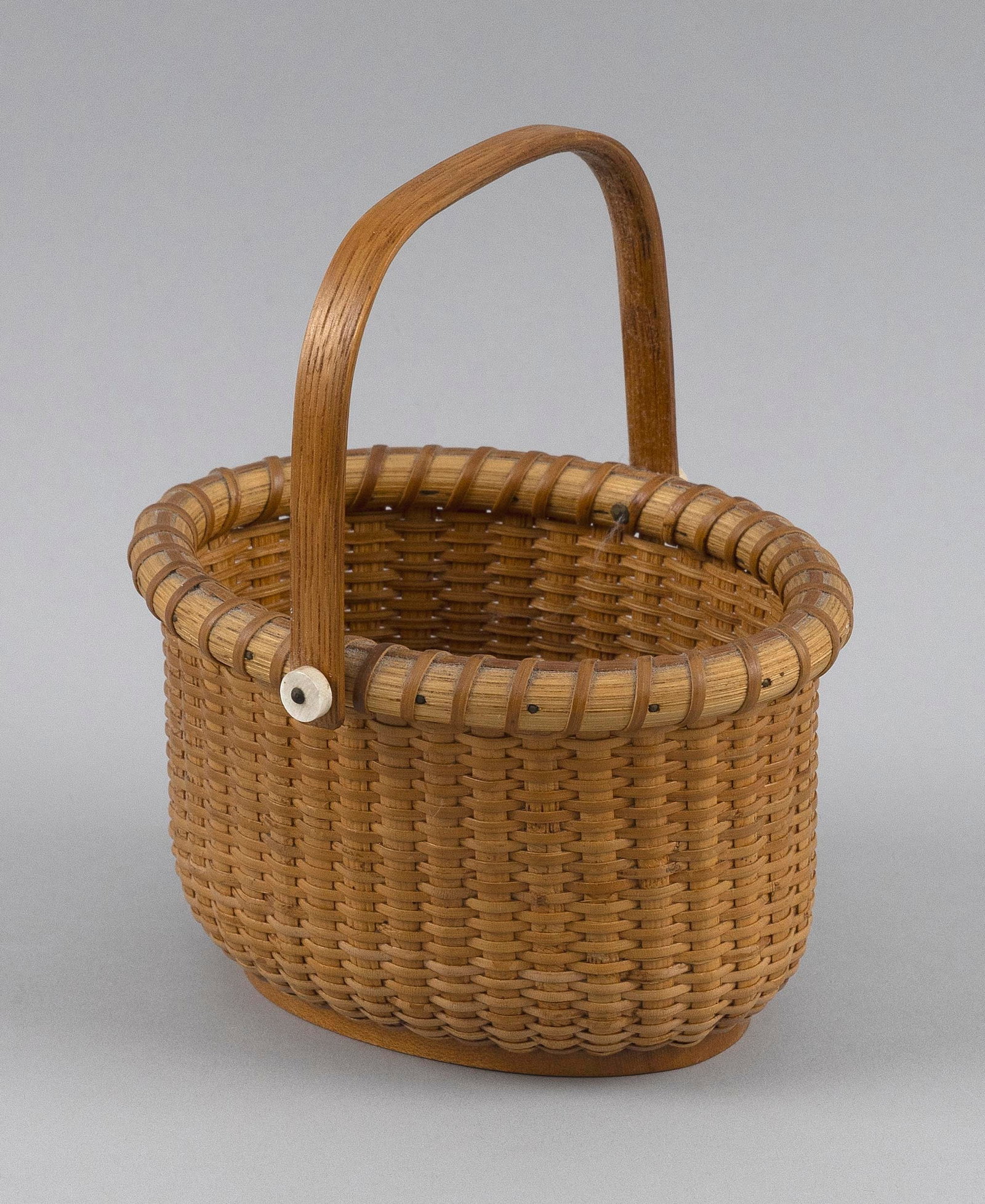 MAUREEN REED NANTUCKET BASKET Nantucket, Massachusetts, 20th Century Height 3.25". Length 5.25". (1 of 4)