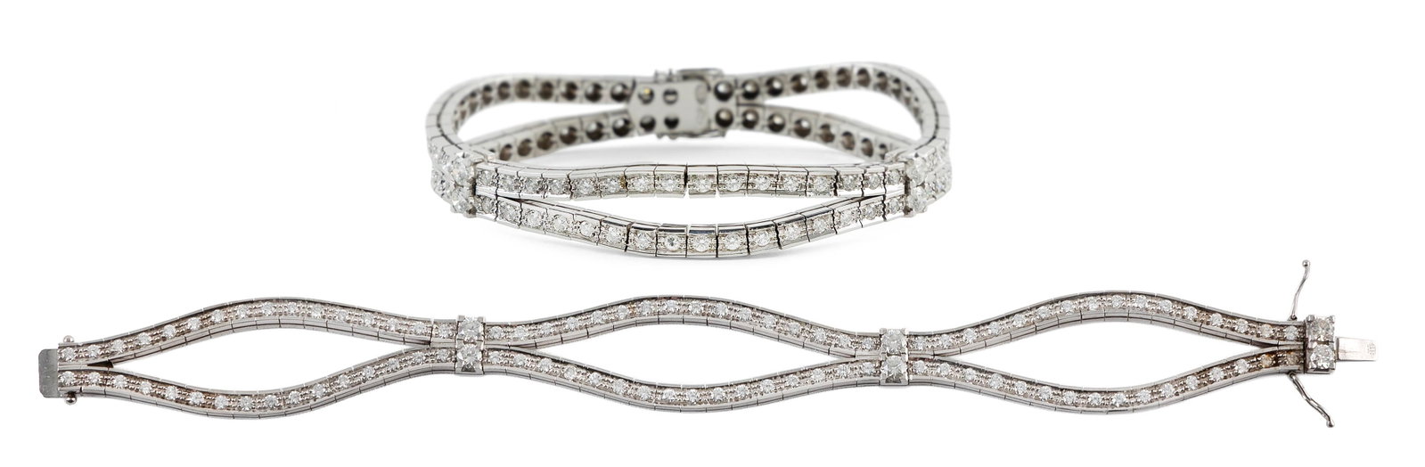 18KT WHITE GOLD AND DIAMOND WAVE BRACELET Approx. 24.3 total dwt.: 18KT WHITE GOLD AND DIAMOND WAVE BRACELET Three sections each with 32 round-cut diamonds each set in an individual link; 96 total. Spacer and clasp with six diamonds total. Diamonds approx. 2.60 ctw. 