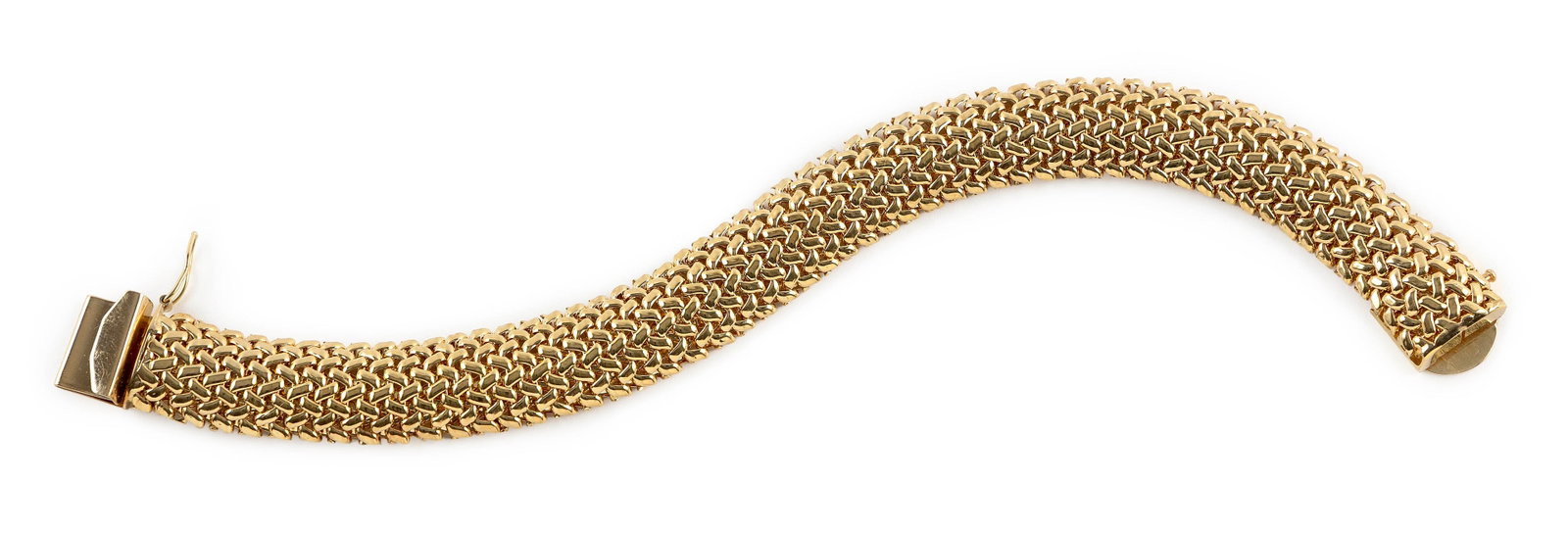 18KT YELLOW GOLD FLEXIBLE WOVEN MESH BRACELET Approx. 19.9 total dwt.: 18KT YELLOW GOLD FLEXIBLE WOVEN MESH BRACELET Box clasp with fold over safety. Stamped. Width approx. 14.0mm. Length 8". Approx. 19.9 total dwt.