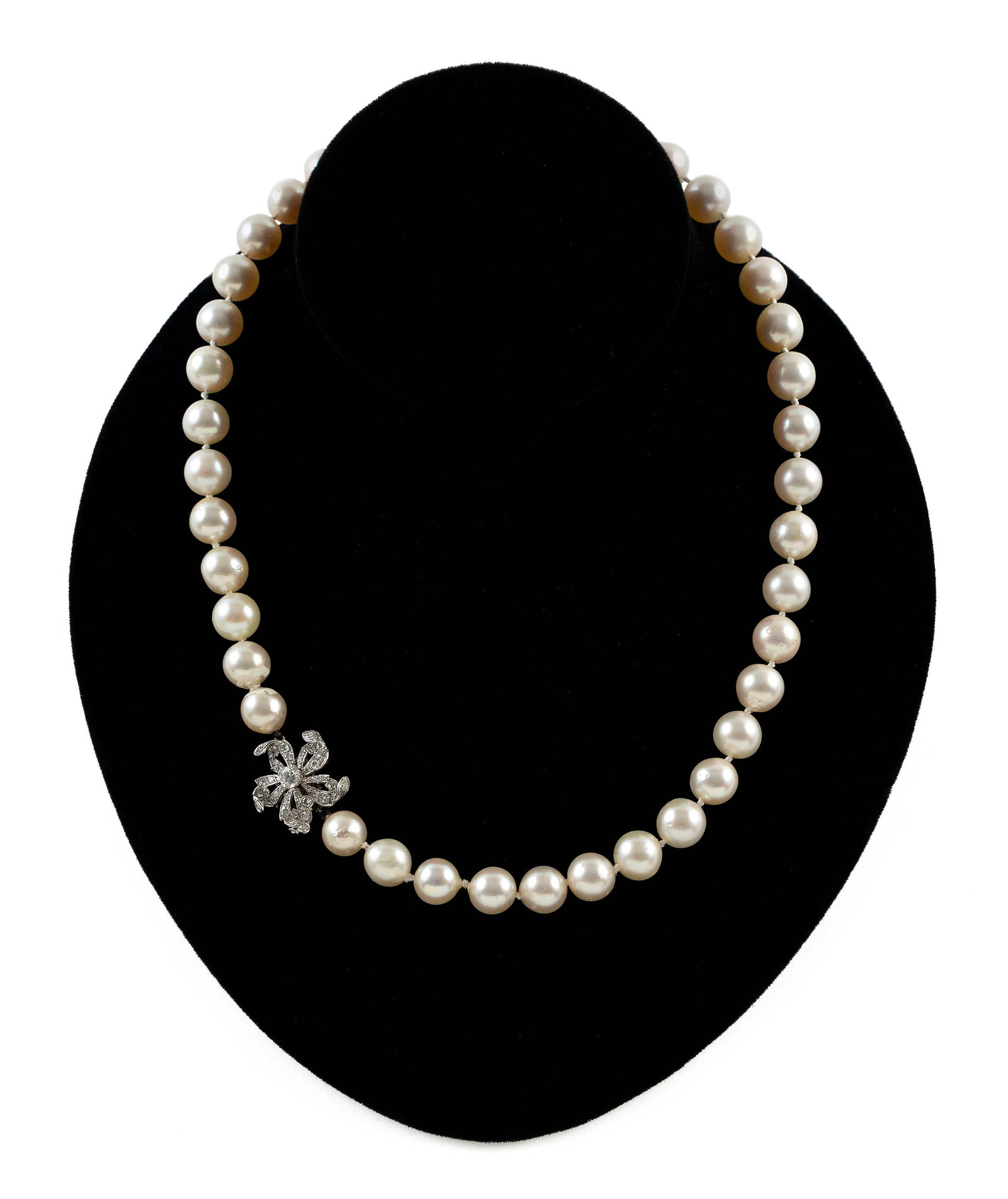 18KT WHITE GOLD, DIAMOND AND GRADUATED CULTURED PEARL NECKLACE: 18KT WHITE GOLD, DIAMOND AND GRADUATED CULTURED PEARL NECKLACE Forty-one cultured graduated pearls from approx. 8.5 to 10.0mm. Gold box clasp, diameter approx. 19.0mm, with diamonds, approx. 1.00 ctw.