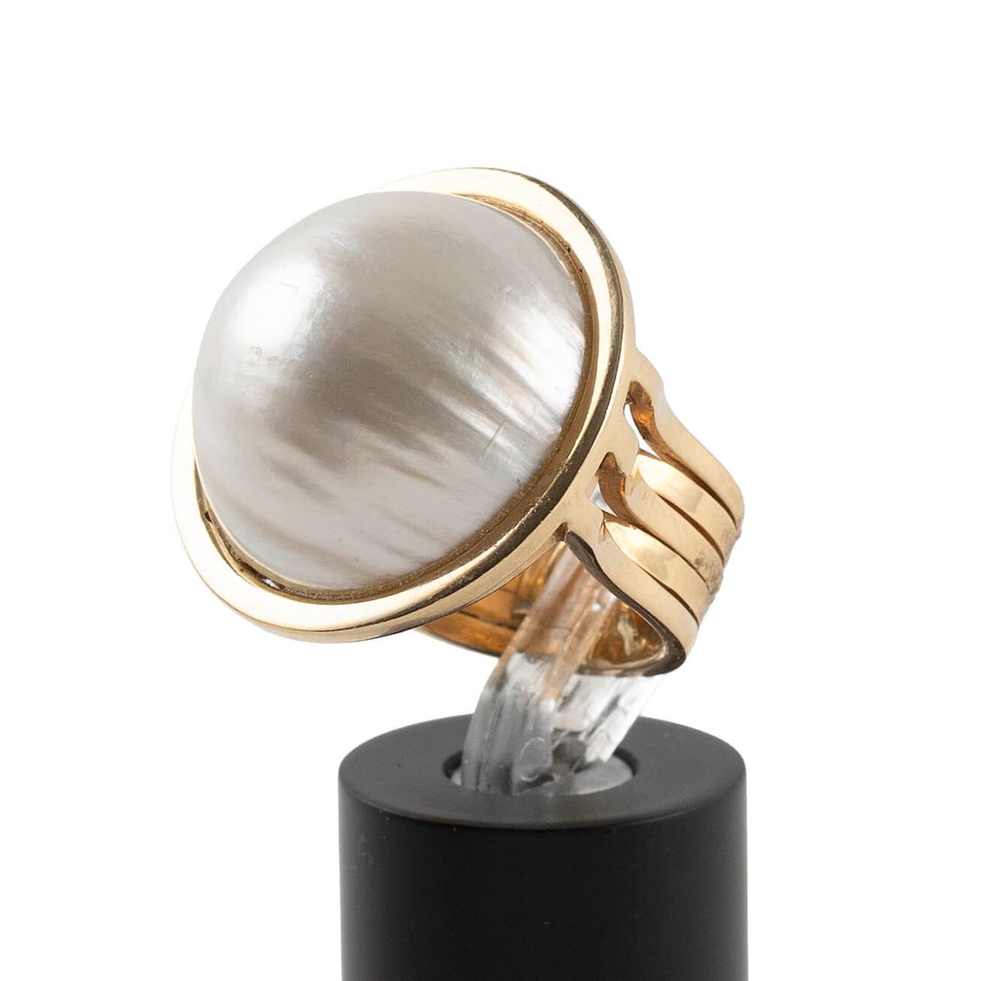 14KT YELLOW GOLD AND MABE PEARL RING Approx. 12.1 total dwt.: 14KT YELLOW GOLD AND MABE PEARL RING One approx. 21.0mm round mab? pearl. Closed back. Stamped. Wide shank, width approx. 8.0mm. Size 3?. Approx. 12.1 total dwt.