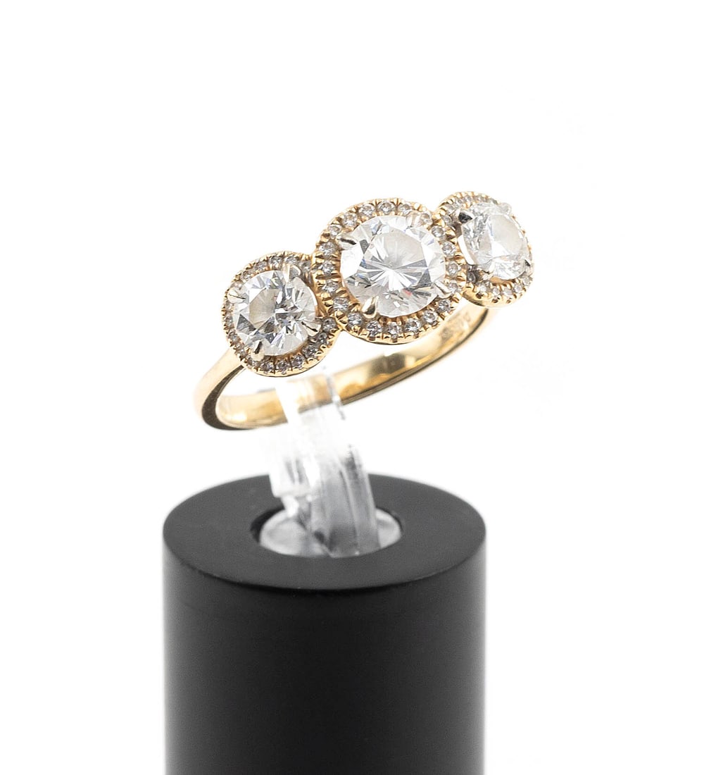14KT YELLOW GOLD AND DIAMOND RING Approx. 2.6 total dwt.: 14KT YELLOW GOLD AND DIAMOND RING Central approx. 0.95 ct. brilliant-cut diamond, approx. F-G color, SI1 clarity, one approx. 0.50 ct. brilliant-cut diamond, approx. D color, SI2 clarity, GIA cert. #5