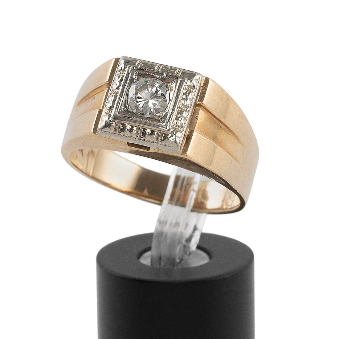 14KT YELLOW GOLD AND DIAMOND RING Approx. 7.6 total dwt.