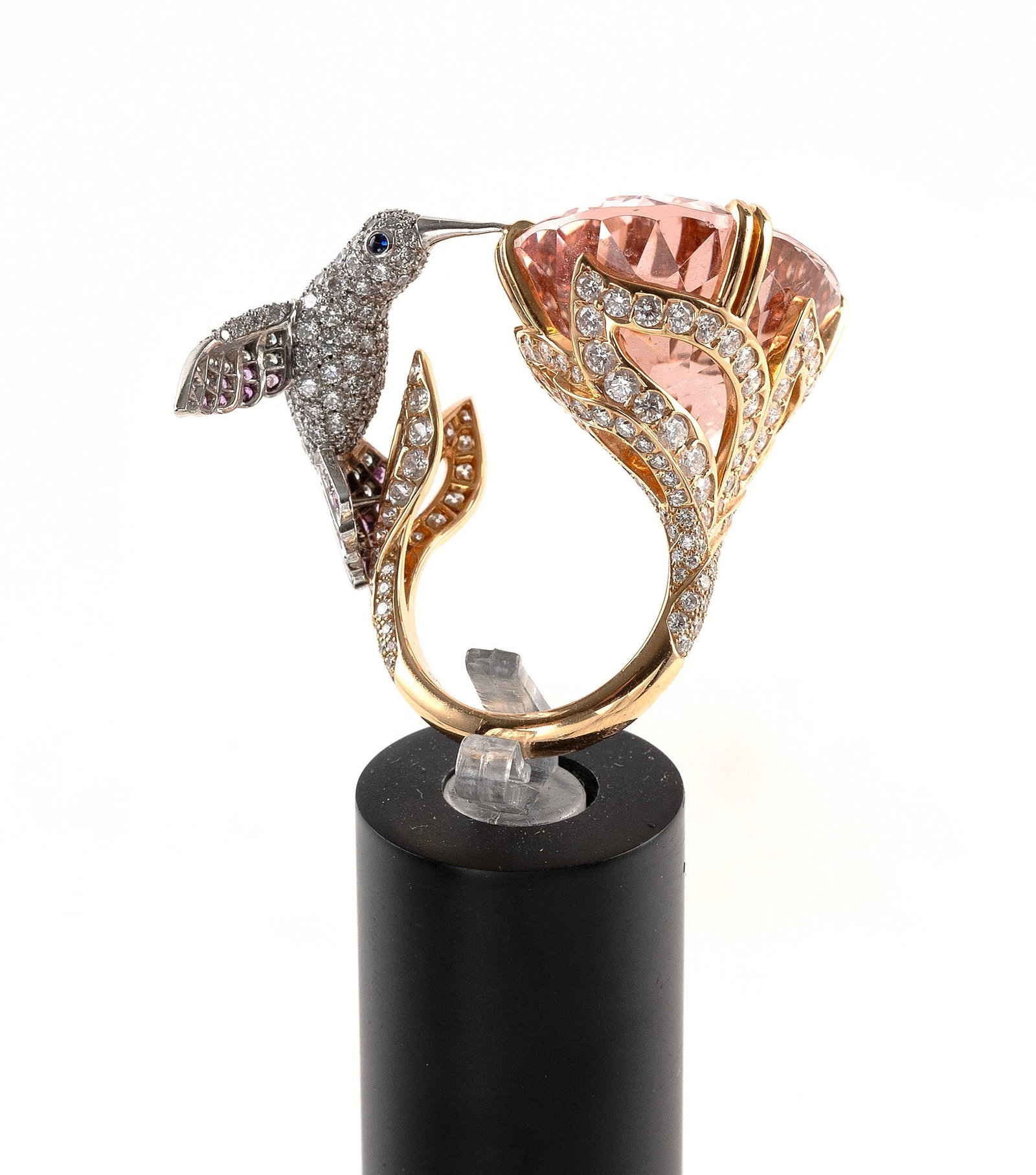 BOUCHERON "HOPI LE COLIBRI" 18KT WHITE AND PINK GOLD, MORGANITE, DIAMOND AND PINK AND BLUE SAPPHIRE: BOUCHERON "HOPI LE COLIBRI" 18KT WHITE AND PINK GOLD, MORGANITE, DIAMOND AND PINK AND BLUE SAPPHIRE RING JRG0243855 - R67679. From the Animaux de Collection. One 40.18 cts. oval faceted morganite, LFG