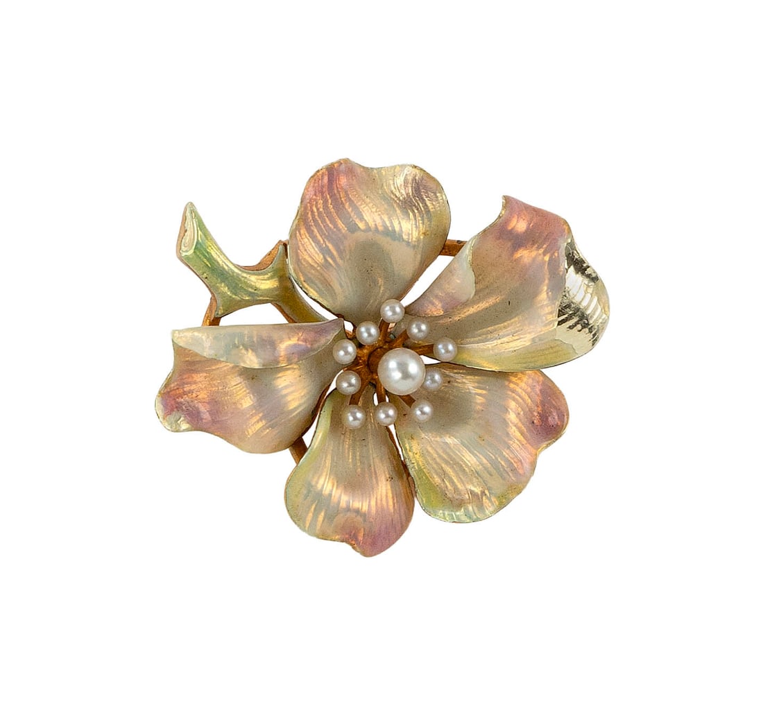 14KT YELLOW GOLD, ENAMEL AND PEARL PANSY PIN Approx. 5.0 total dwt.: 14KT YELLOW GOLD, ENAMEL AND PEARL PANSY PIN One approx. 3.0mm pearl surrounded by 10 small seed pearls. Portion of enamel missing to one petal. Approx. 27.0 x 30.0mm. Approx. 5.0 total dwt.