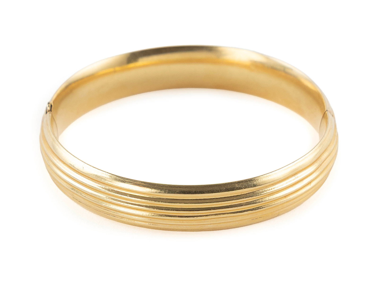 14KT YELLOW GOLD BANGLE BRACELET Approx. 8.2 total dwt.: 14KT YELLOW GOLD BANGLE BRACELET Ribbed design with box clasp. Width approx. 10.0mm. Length 7". Approx. 8.2 total dwt.