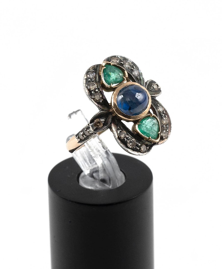 VINTAGE 14KT YELLOW GOLD, SAPPHIRE, EMERALD AND DIAMOND RING Approx. 2.9 total dwt.: VINTAGE 14KT YELLOW GOLD, SAPPHIRE, EMERALD AND DIAMOND RING One approx. 5.5 x 6.5mm cabochon sapphire, two small triangular-cut emeralds and 14 small round-cut diamonds. Approx. 18.0 x 20.0mm. Size 6