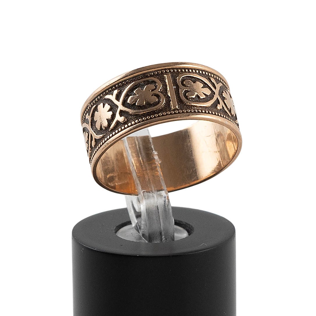 10KT YELLOW GOLD BAND Approx. 1.7 total dwt.: 10KT YELLOW GOLD BAND Oxidized floral design. Width approx. 8.0mm. Size 6?. Approx. 1.7 total dwt.