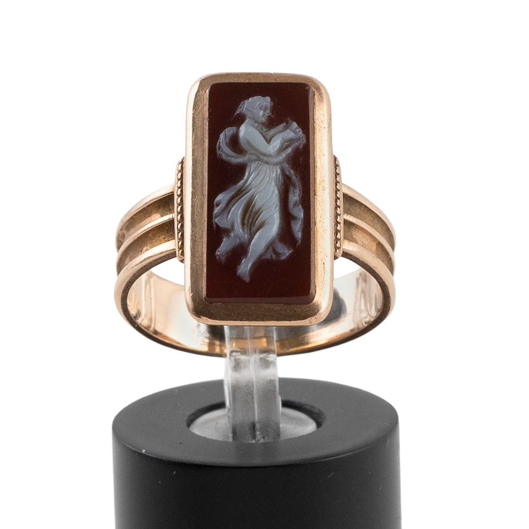 VINTAGE 14KT YELLOW GOLD AND CARNELIAN RING Approx. 3.1 total dwt.