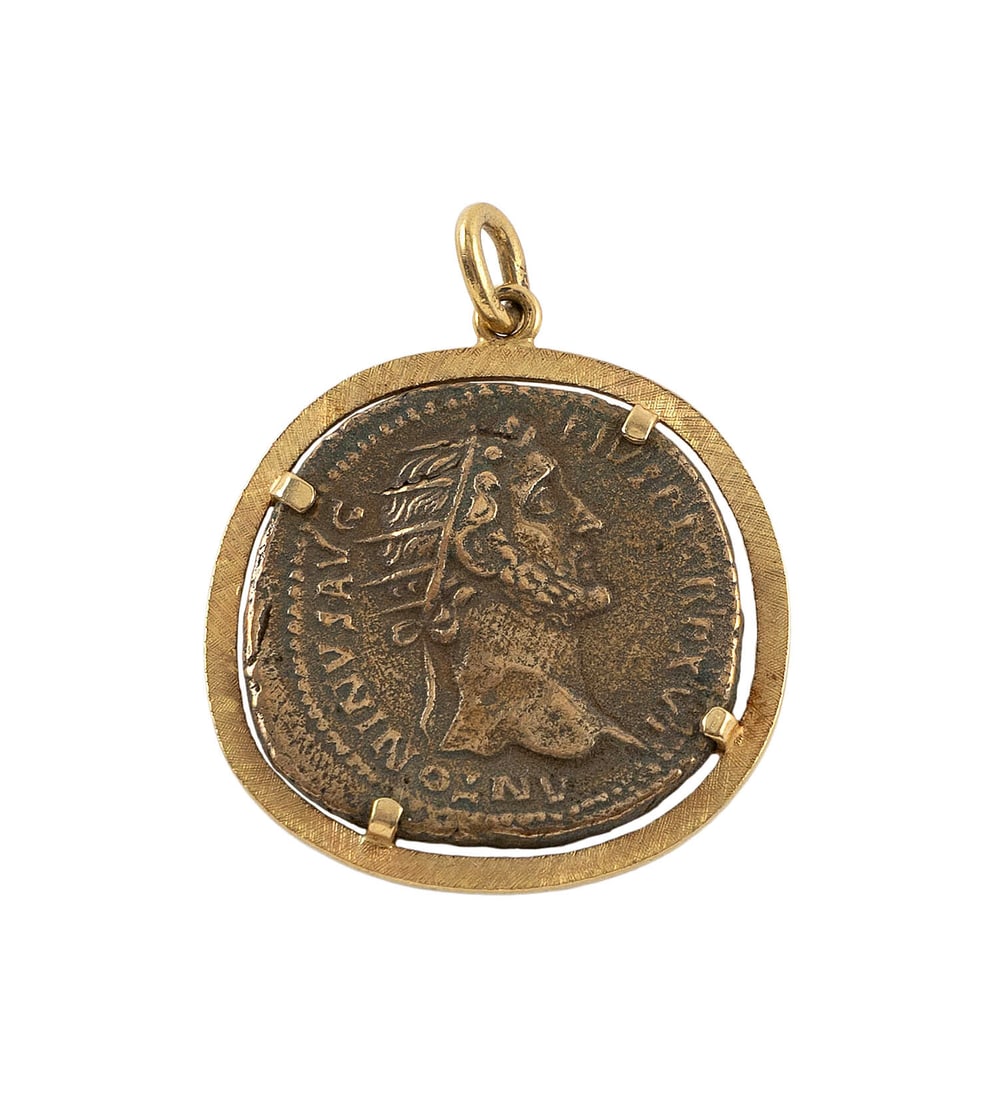 ROMAN BRONZE SESTERTIUS COIN IN 18KT YELLOW GOLD FRAME Approx. 10.8 total dwt.