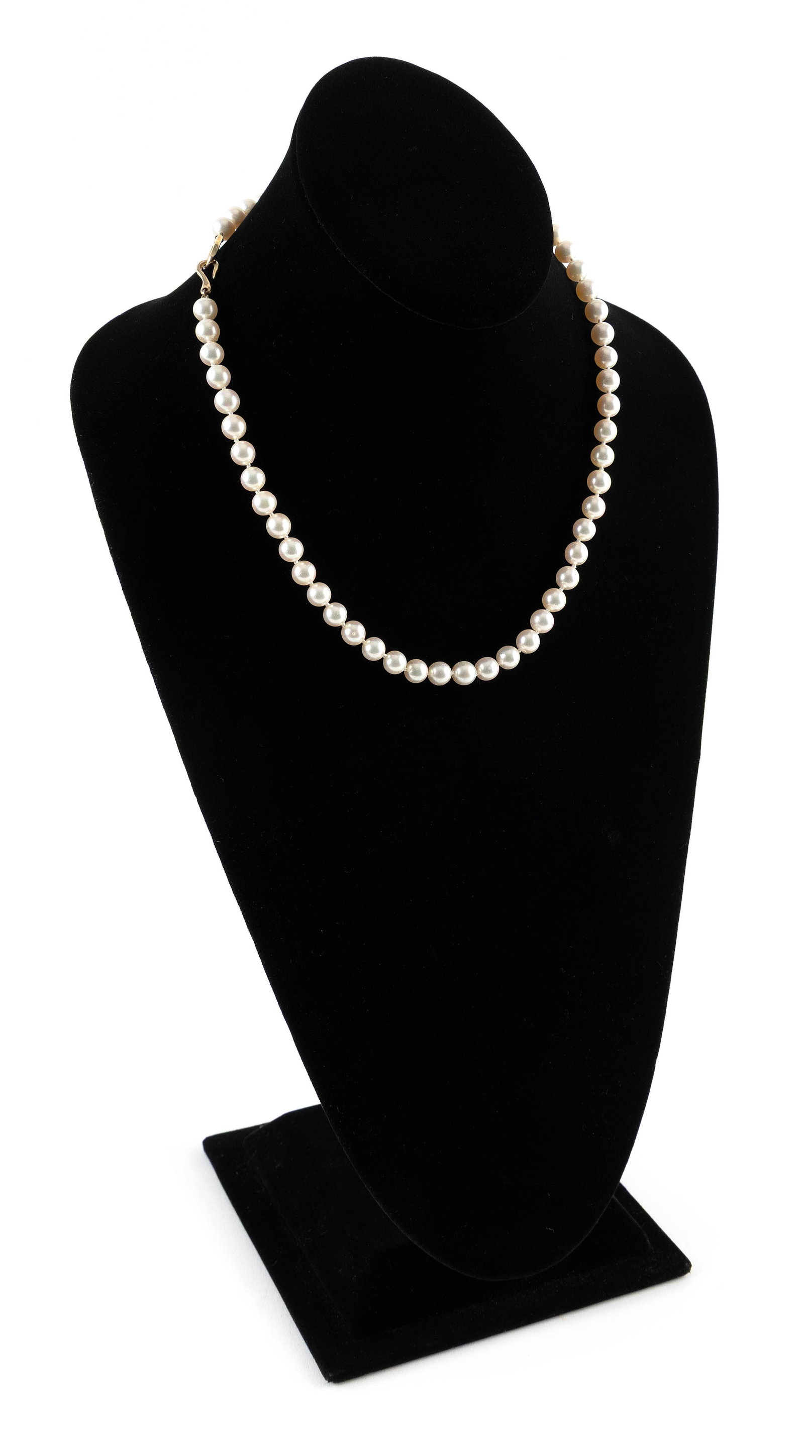14KT YELLOW GOLD AND CULTURED PEARL NECKLACE: 14KT YELLOW GOLD AND CULTURED PEARL NECKLACE Pearls approx. 7.0mm. Fish hook clasp. Length 18".