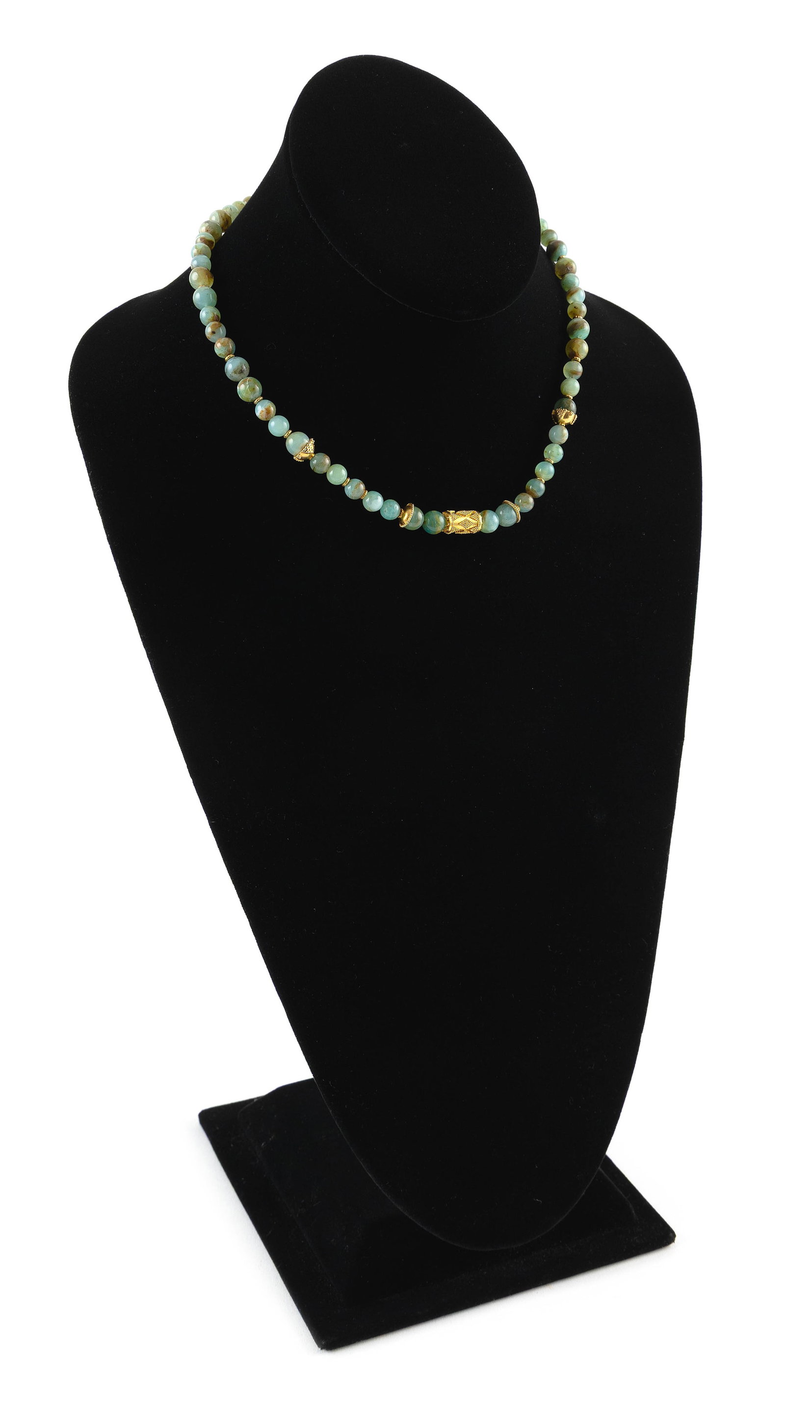 18KT YELLOW GOLD AND JADE NECKLACE: 18KT YELLOW GOLD AND JADE NECKLACE One approx. 7.0 x 12.0mm barrel-shaped gold bead, 14 small approx. 3.0mm round gold spacers, four approx. 8.0mm gold cupped spacers and approx. 6.0 to 7.0mm jade bea