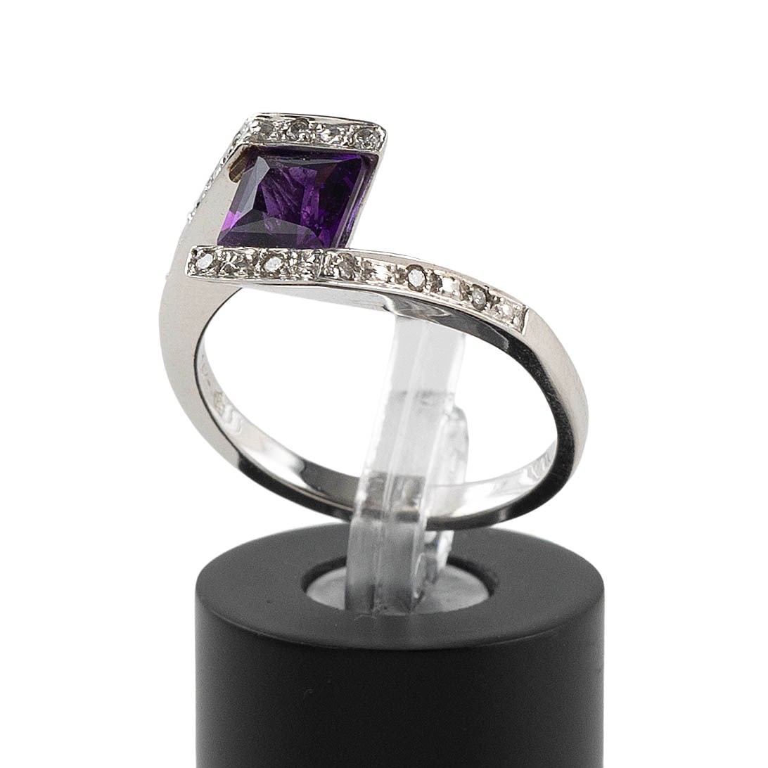 14KT WHITE GOLD, AMETHYST AND DIAMOND RING Approx. 3.0 total dwt.
