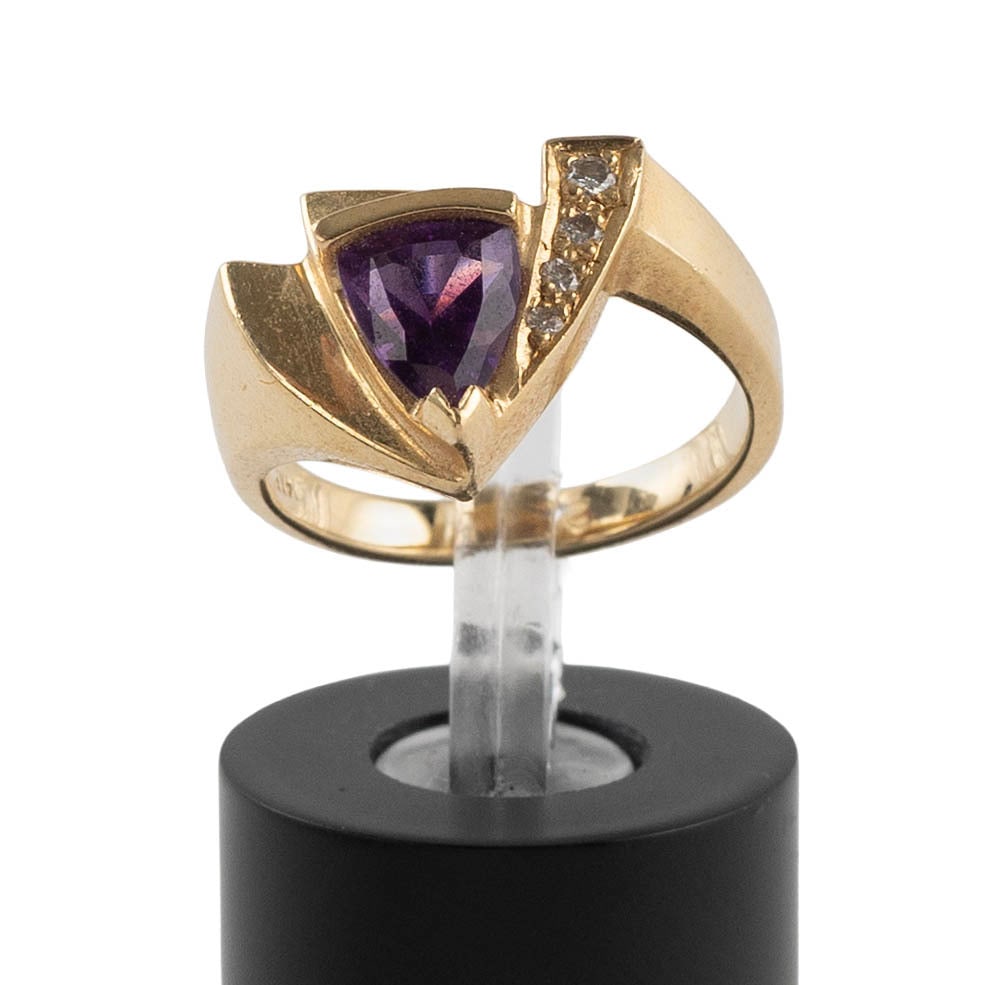 14KT YELLOW GOLD, AMETHYST AND DIAMOND RING Approx. 5.6 total dwt.