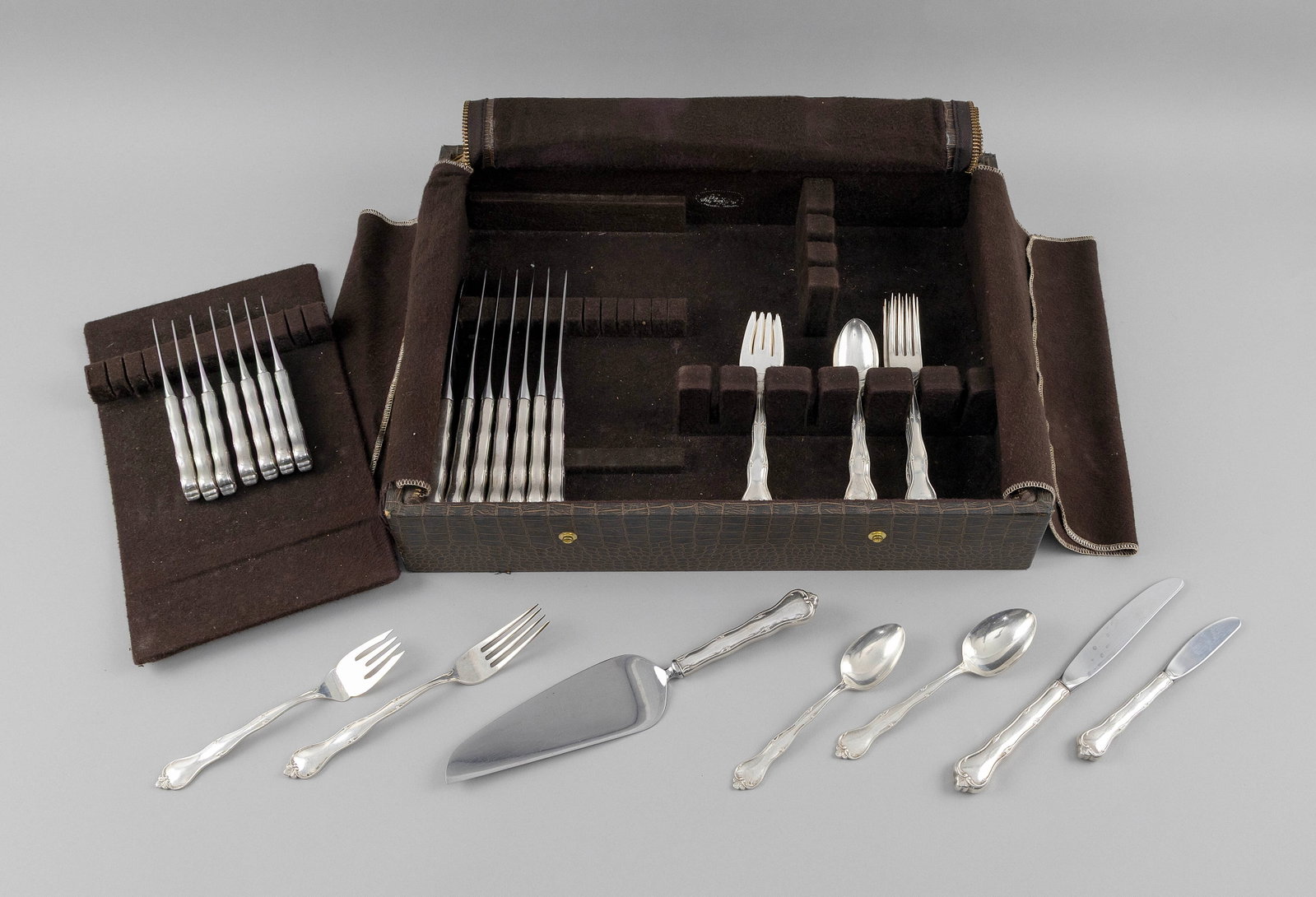 STIEFF "CARROLLTON" STERLING SILVER FLATWARE SET Baltimore, Mid-20th Century Approx. 34.5 troy oz. (1 of 2)