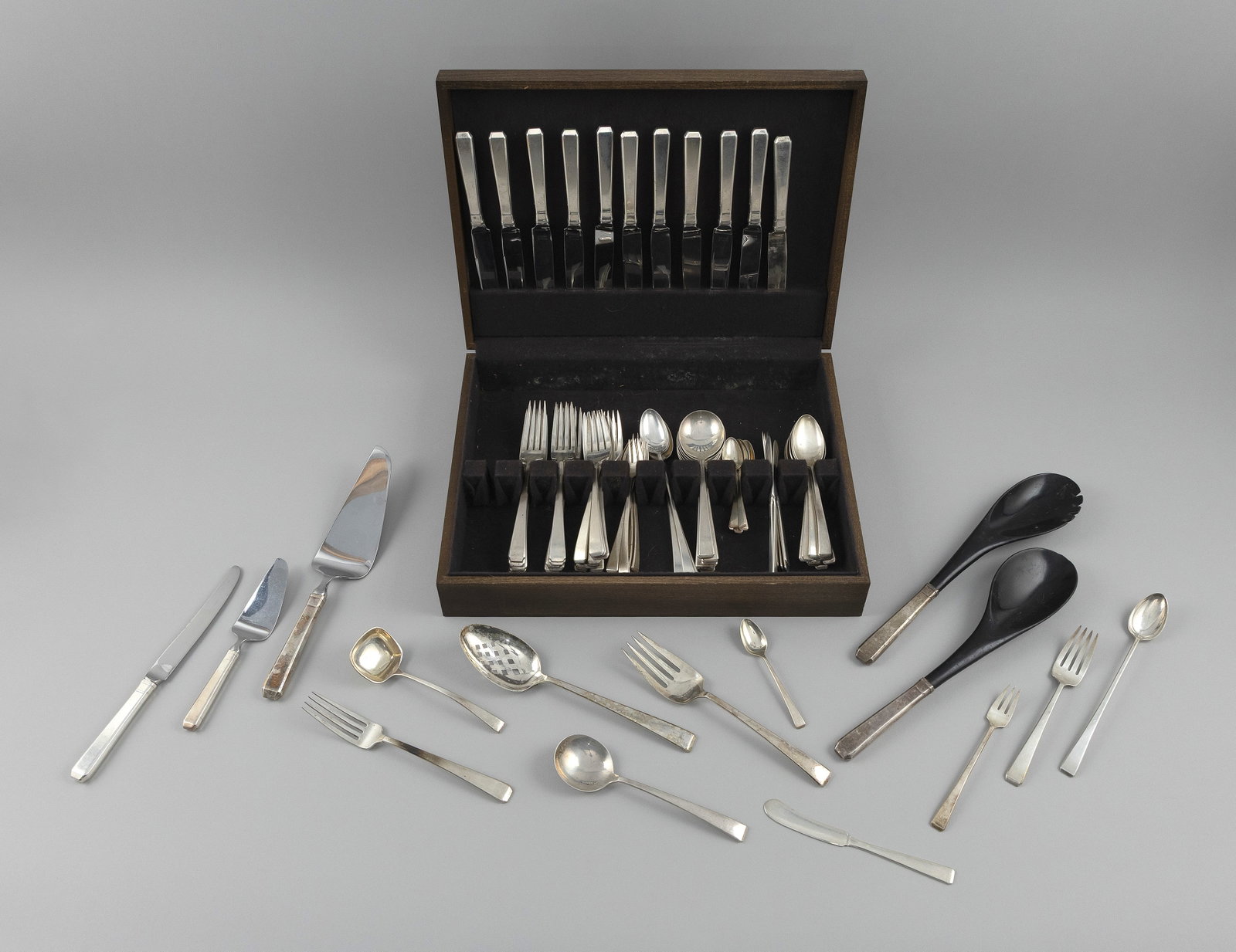 TOWLE "CRAFTSMAN" STERLING SILVER FLATWARE SET Newbury, Massachusetts, Mid-20th Century Approx. 83.2 (1 of 2)