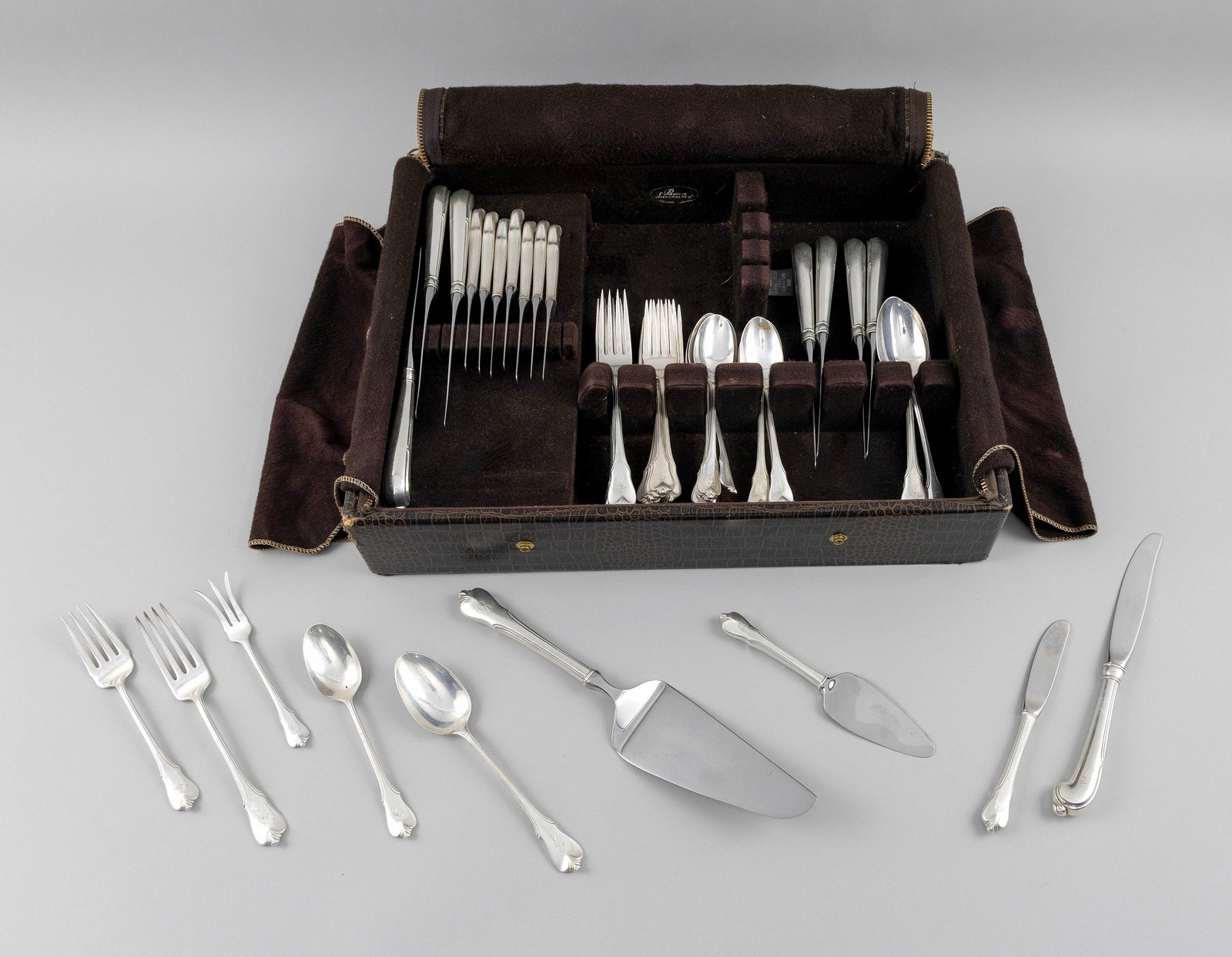 WALLACE "GRAND COLONIAL" STERLING SILVER FLATWARE SET Wallingford, Connecticut, Mid-20th Century (1 of 2)