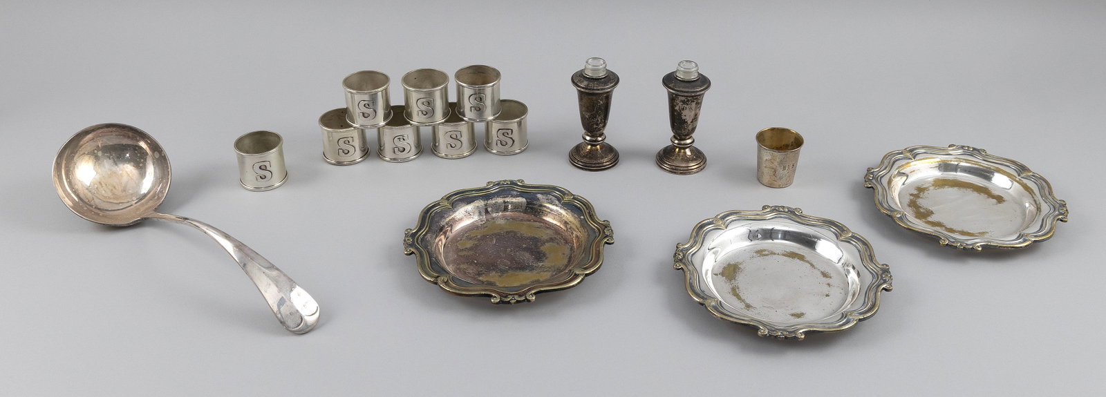 FIFTEEN PIECES OF ASSORTED SILVER 20th Century Lengths to 11.5". (1 of 2)