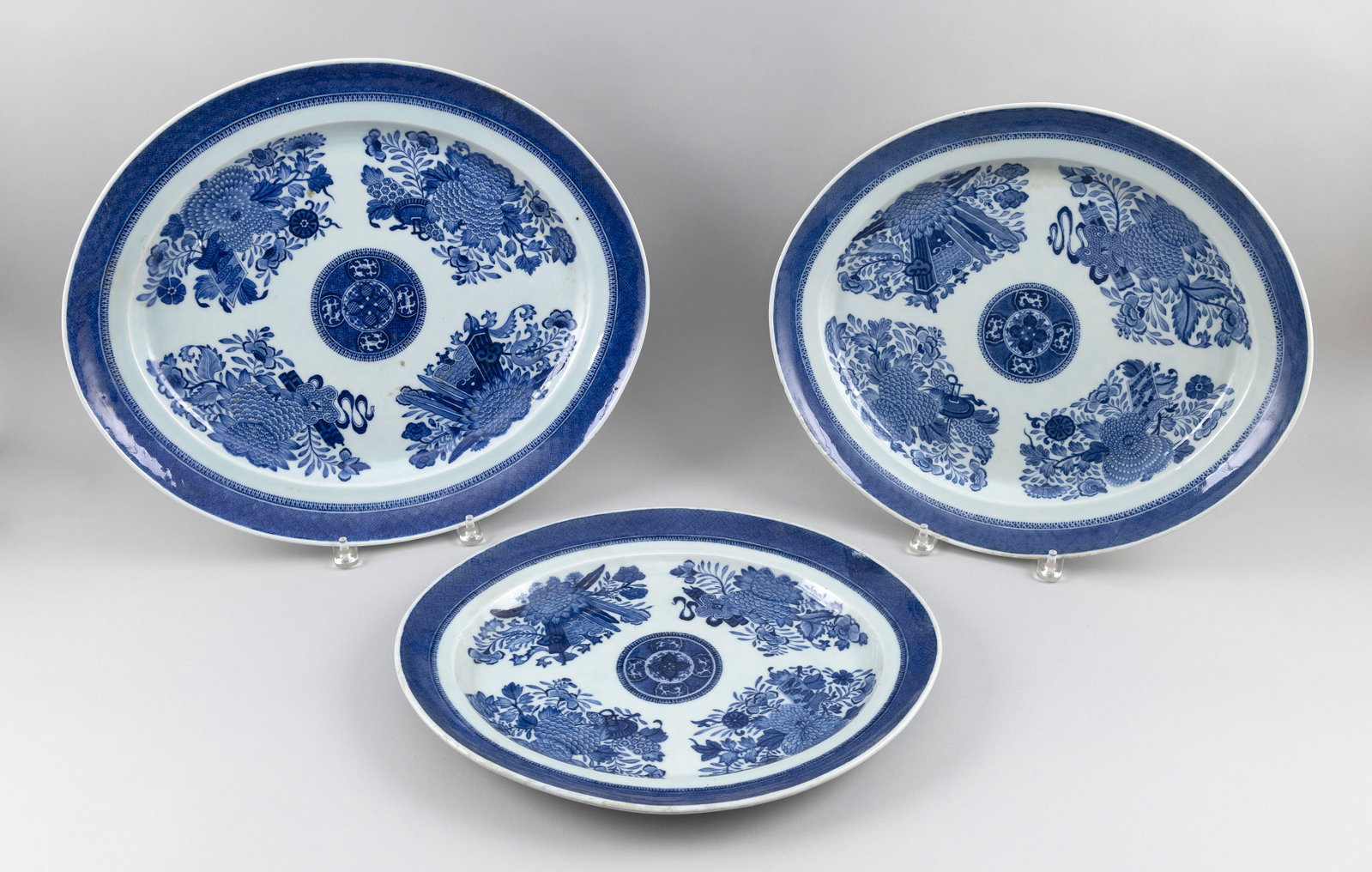 NEST OF THREE CHINESE EXPORT BLUE AND WHITE FITZHUGH PORCELAIN OVAL PLATTERS 19th Century Lengths (1 of 3)