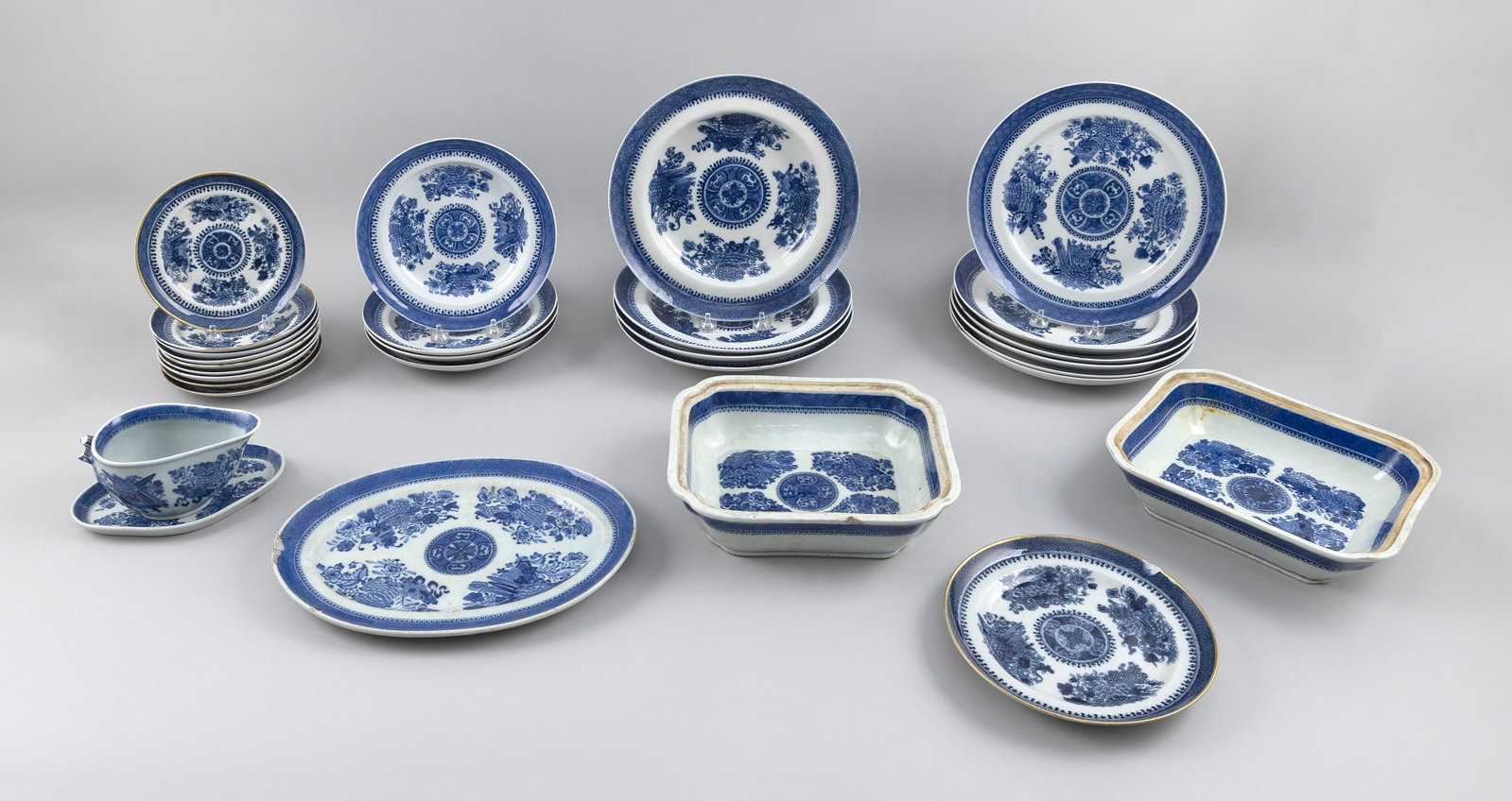 LOT OF CHINESE EXPORT BLUE AND WHITE FITZHUGH PORCELAIN 19th Century (1 of 2)