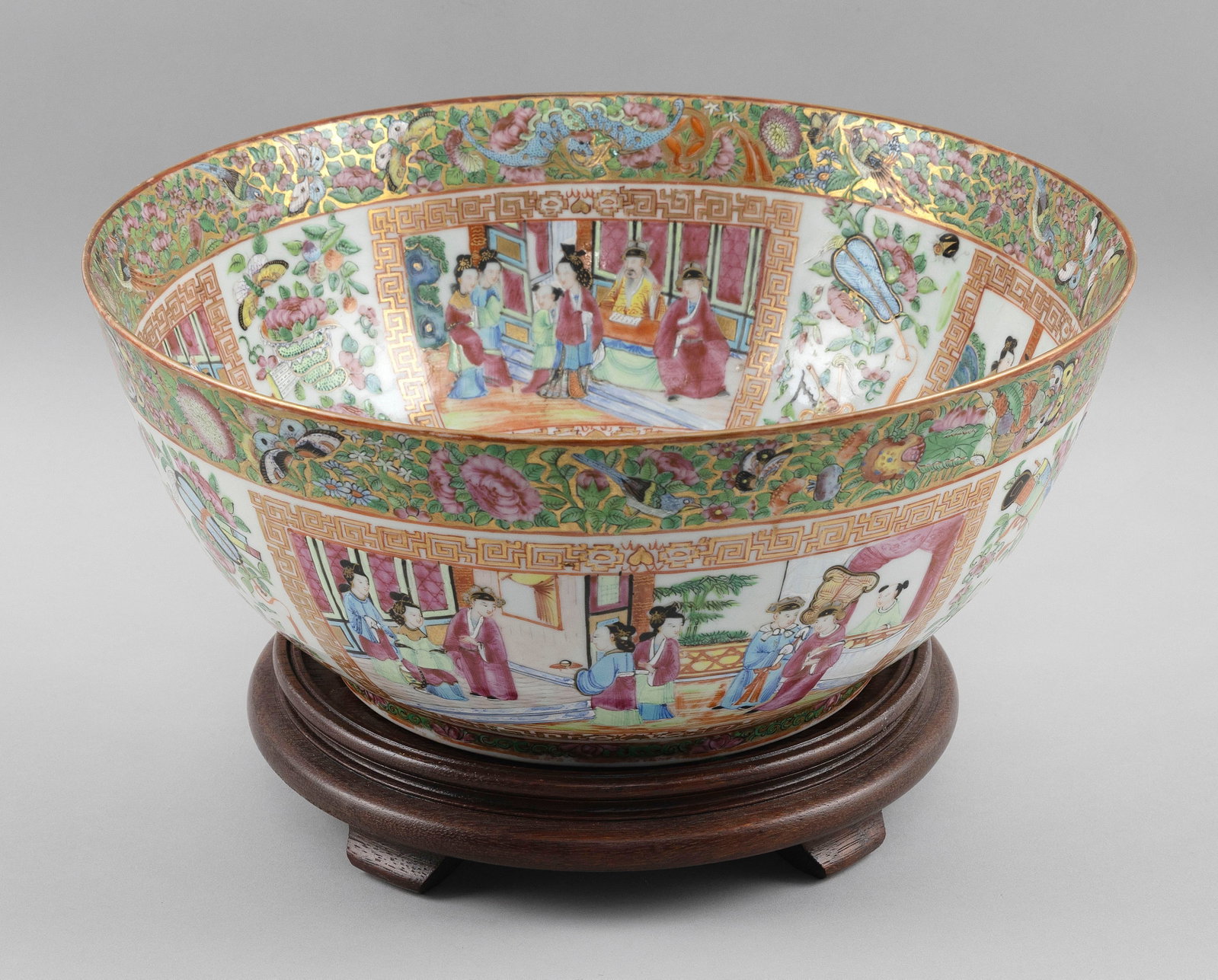 CHINESE EXPORT ROSE MEDALLION PORCELAIN PUNCH BOWL 19th Century Height 7". With wooden stand. (1 of 6)