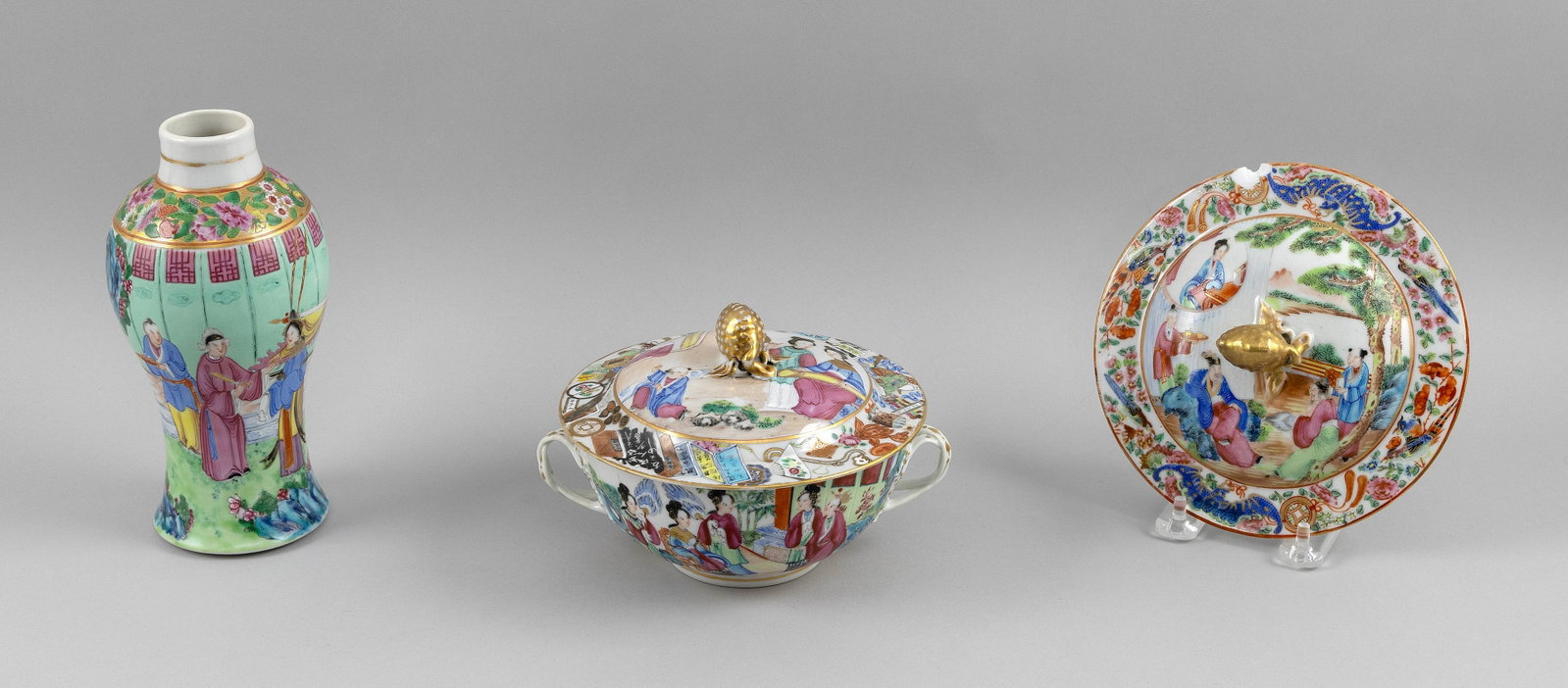 THREE PIECES OF CHINESE EXPORT PORCELAIN Late 18th/Early 19th Century Heights 4.75" and 7.5".: THREE PIECES OF CHINESE EXPORT PORCELAIN Late 18th/Early 19th Century A bottle-form vase, a covered handled bowl and a bowl cover. Heights 4.75" and 7.5".