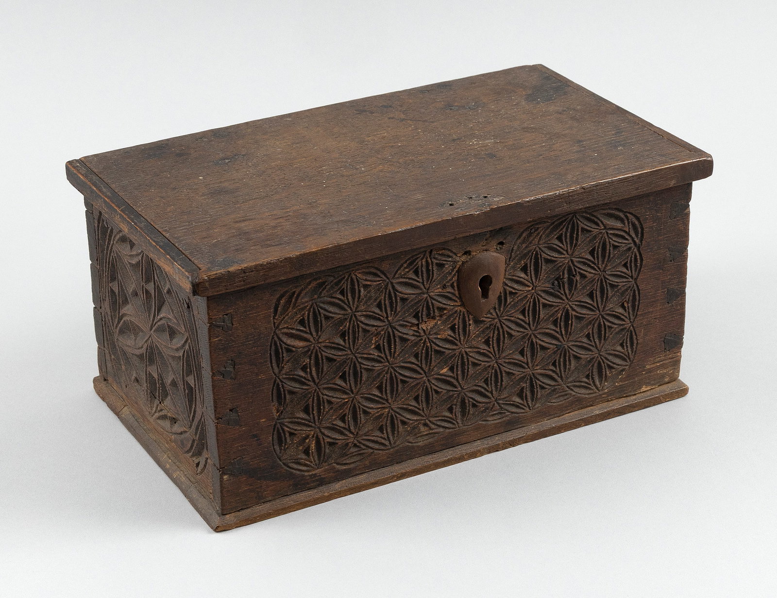 SMALL CHIP-CARVED OAK BOX Late 18th Century Height 4.5". Width 9.75". Depth 5.375". (1 of 7)