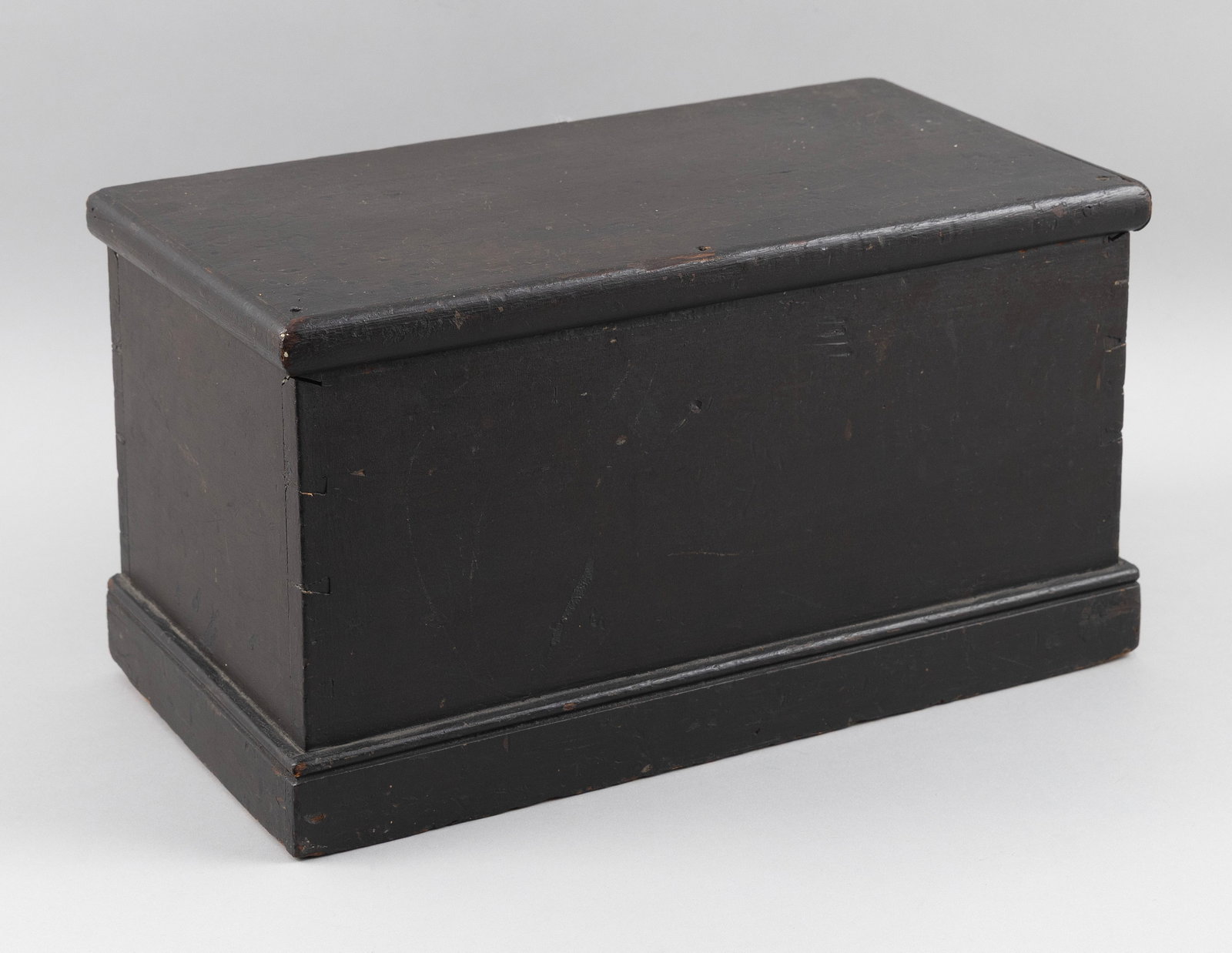 NEW ENGLAND MINIATURE BROWN-PAINTED PINE BOX Early 19th Century Height 7.75". Width 14.5". Depth (1 of 3)