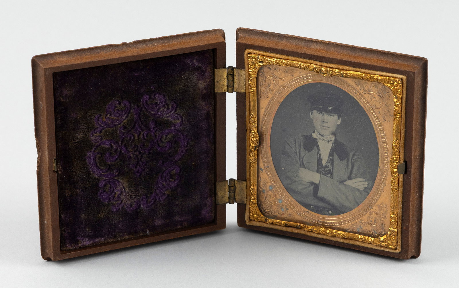 CIVIL WAR-ERA AMBROTYPE OF A YOUNG MAN, POSSIBLY A "LINCOLN WIDE AWAKE" Mid-19th Century Case 3.875" (1 of 3)
