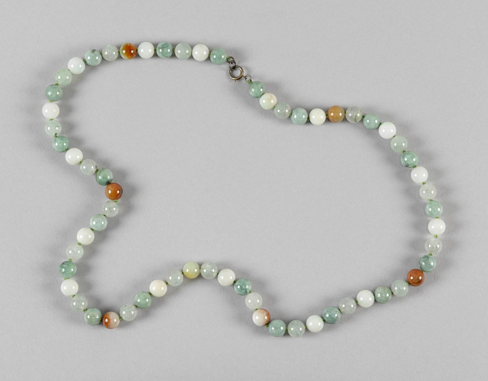 CHINESE JADE BEAD NECKLACE Length 13". (1 of 4)
