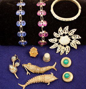 Early 20thC Sterling Silver Lot Filigree Paste: Late 19th/Early 20th century sterling silver jewelry including: 2 wiggly filigree fish w/turquoise eyes, Sonia Lee floral brooch, 800 silver polychrome filigree brooch, thimble with gold, channel set