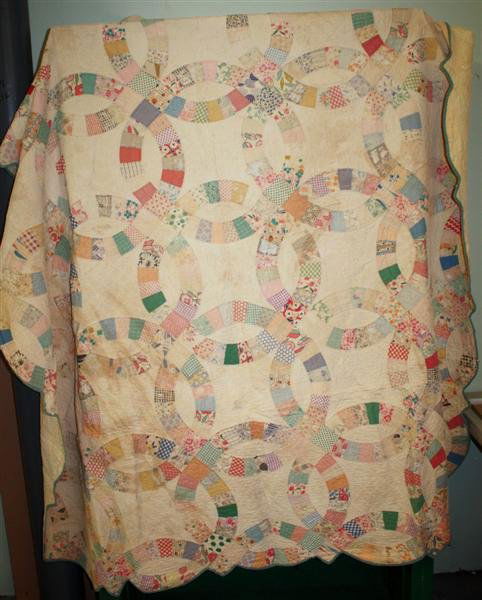 Late 19th/Early 20th Century Wedding Ring Quilt: Fair condition. Moderate shattering and staining