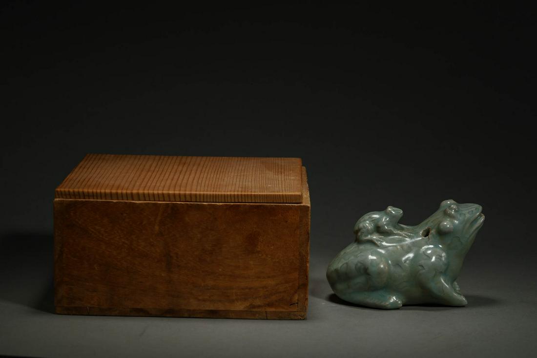 Celadon golden cicada washing in Song Dynasty (1 of 9)