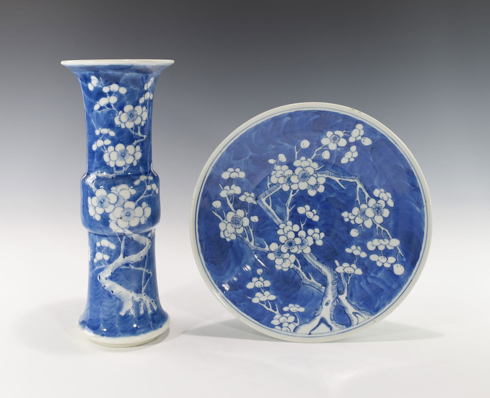 A CHINESE BLUE AND WHITE GU VASE AND PLATE (1 of 6)