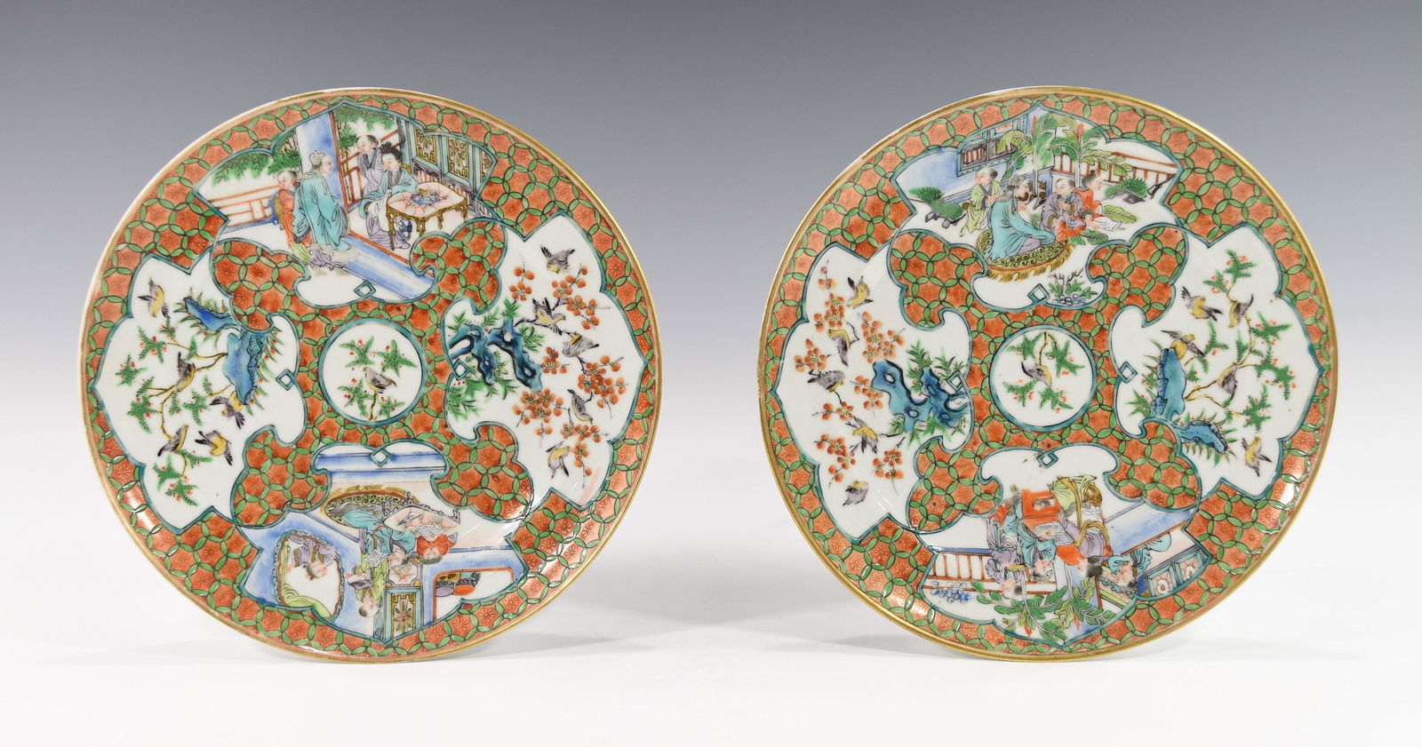 A PAIR OF CHINESE FAMILLE ROSE PLATES, 19TH CENTURY (1 of 2)