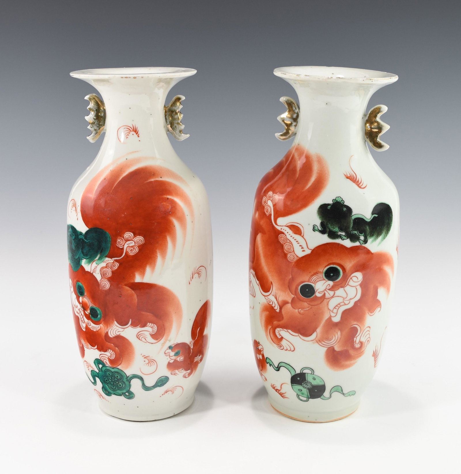 A PAIR OF FAMILLE ROSE AND IRON-RED DECORATED VASES: 19th century or early Republic period (1912 -1949). Both decorates with traditional auspicious Fu Dog pattern "Shao Shi Tai Bao" with calligraphies and painter's signature to the reverse side, both ma