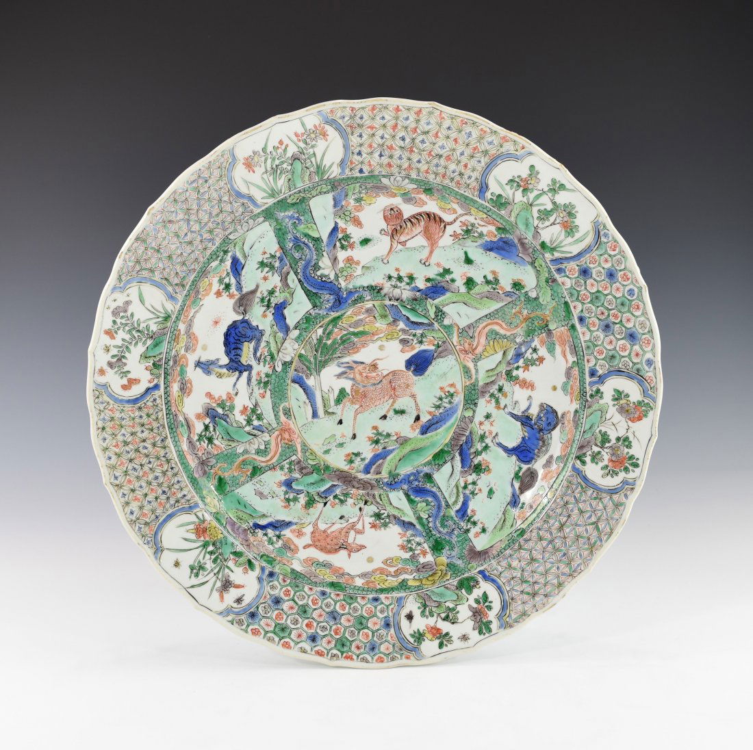 A CHINESE FAMILLE VERTE LARGE PLATE WITH BARBED RIM (1 of 13)