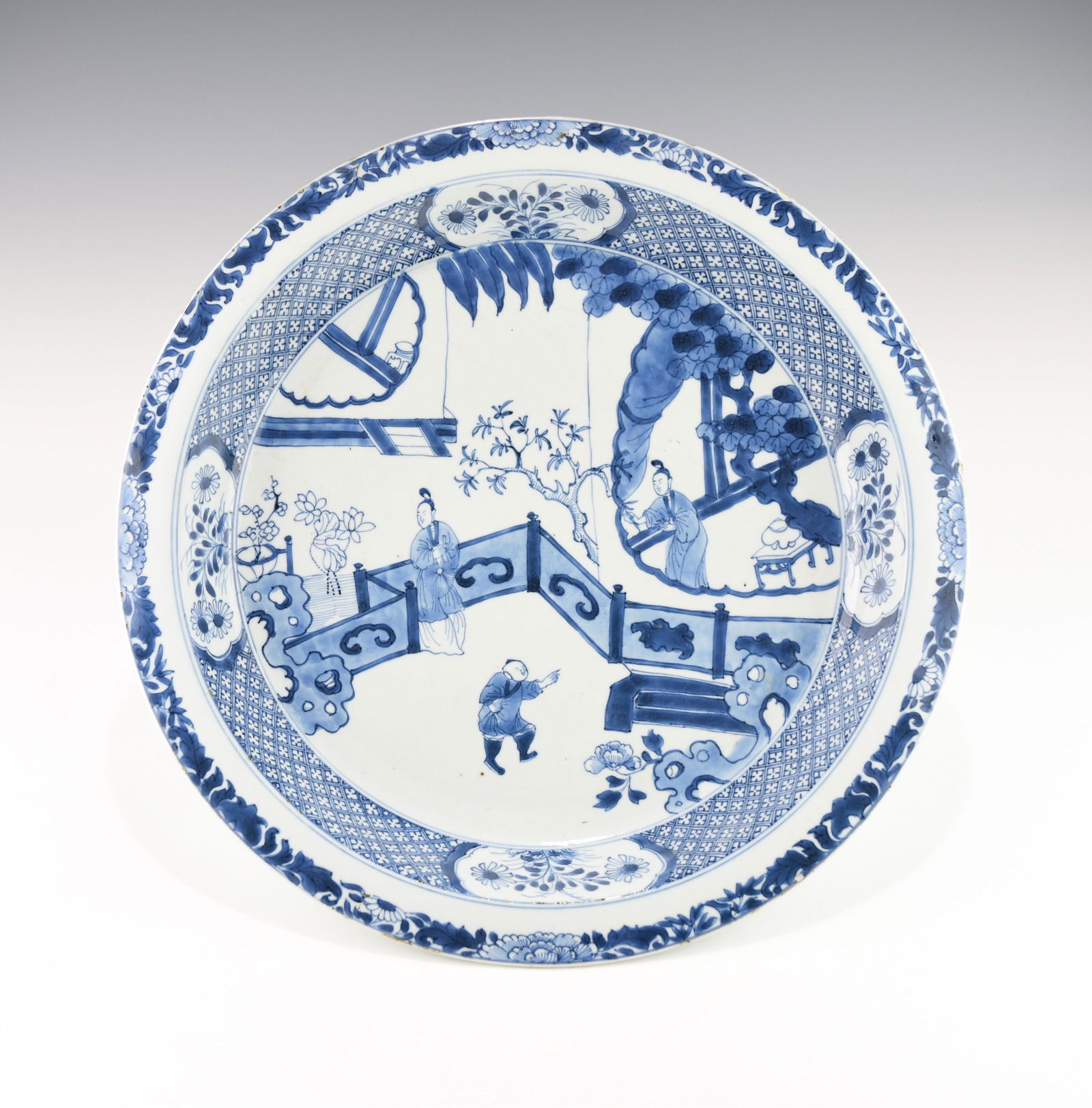 A LARGE KANGXI PERIOD CHINESE BLUE & WHITE SHALLOW BOWL (1 of 13)