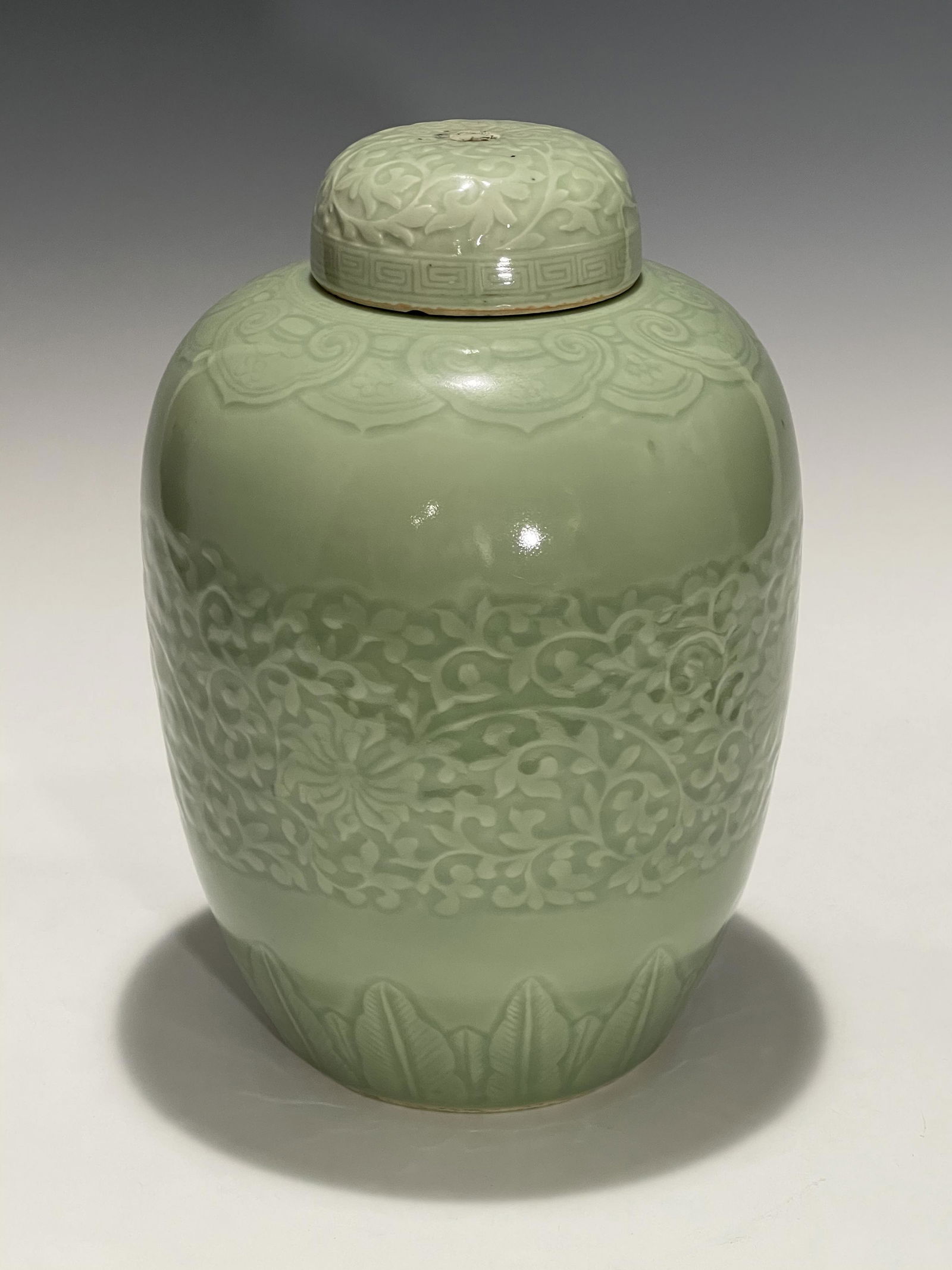 AN 18TH CENTURY  CHINESE CELADON LIDDED VASE (1 of 5)
