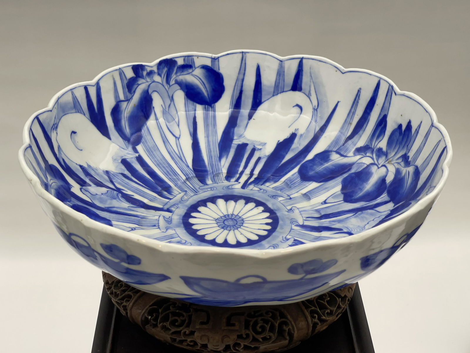 A TAISHO PERIOD JAPANESE SCALLOPED BIG BOWL (1 of 4)