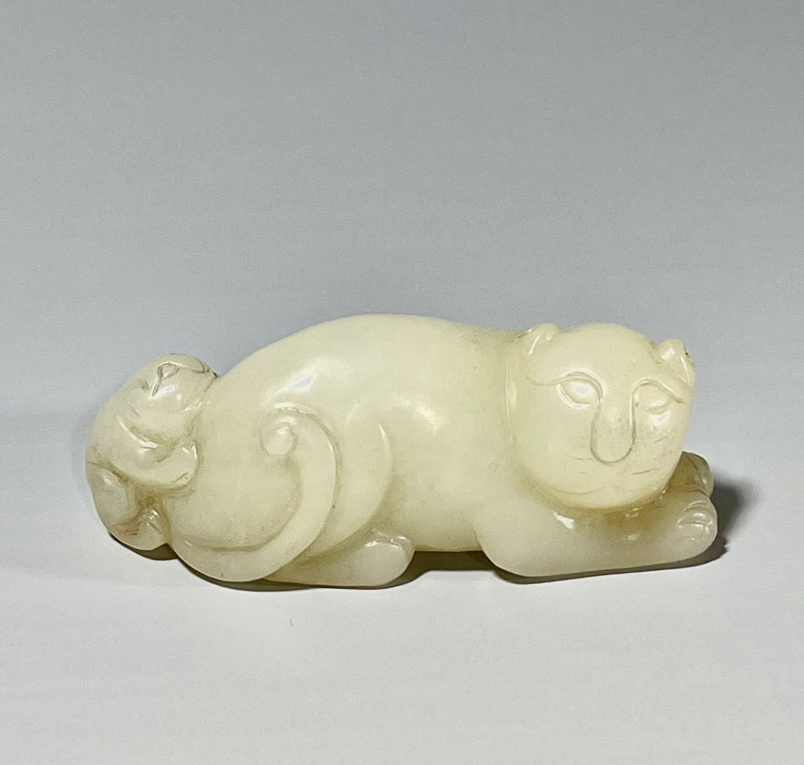 A CHINESE QING DYNASTY WHITE HETIAN JADE CARVING (1 of 8)
