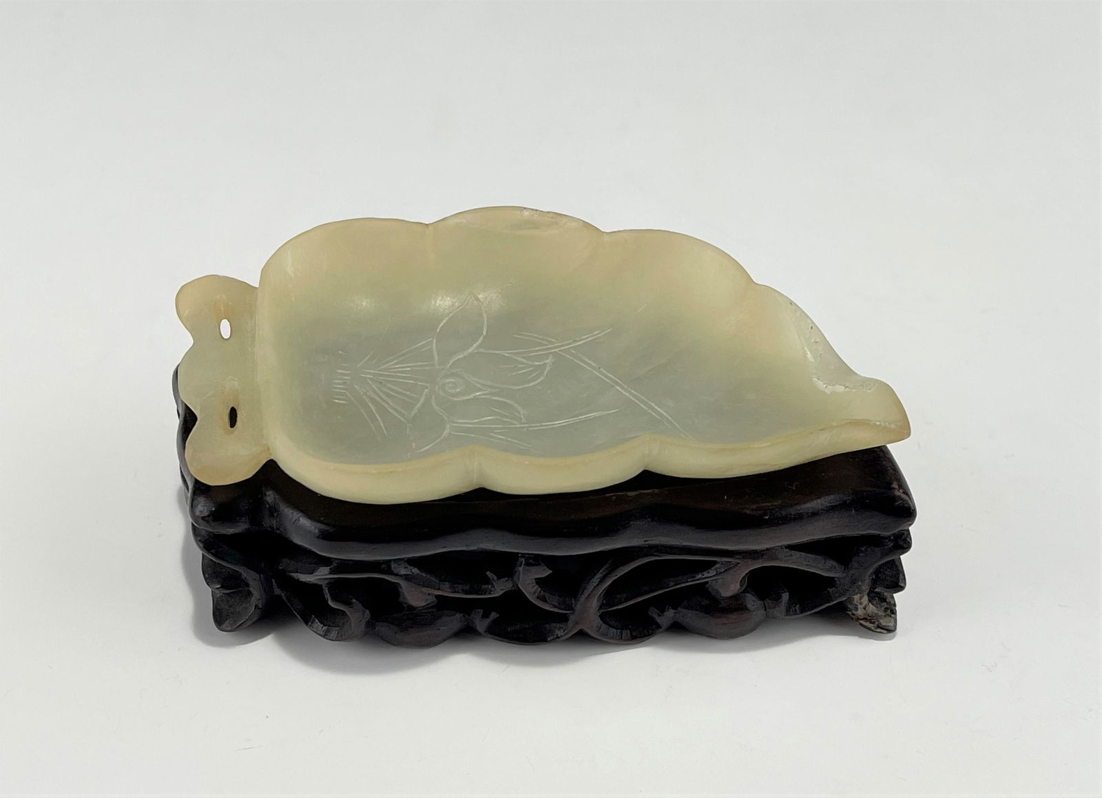 A LEAF-SHAPED CHINESE CELADON JADE WASHER (1 of 3)