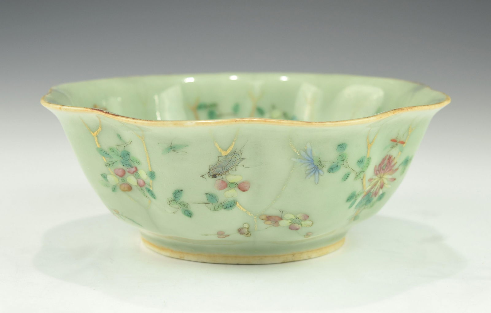 A 19TH CENTURY CHINESE FAMILLE ROSE LOBED BOWL (1 of 3)