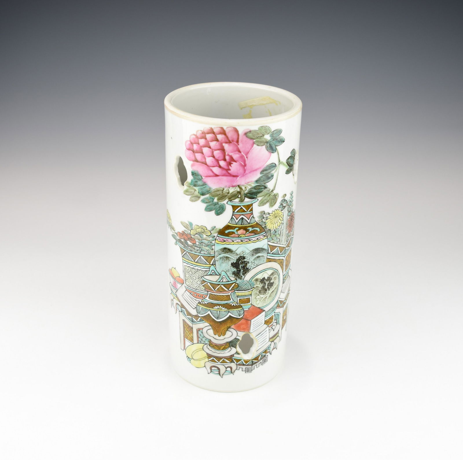 A CHINESE QING DYNASTY FAMILLE ROSE HAT STAND (1 of 8)